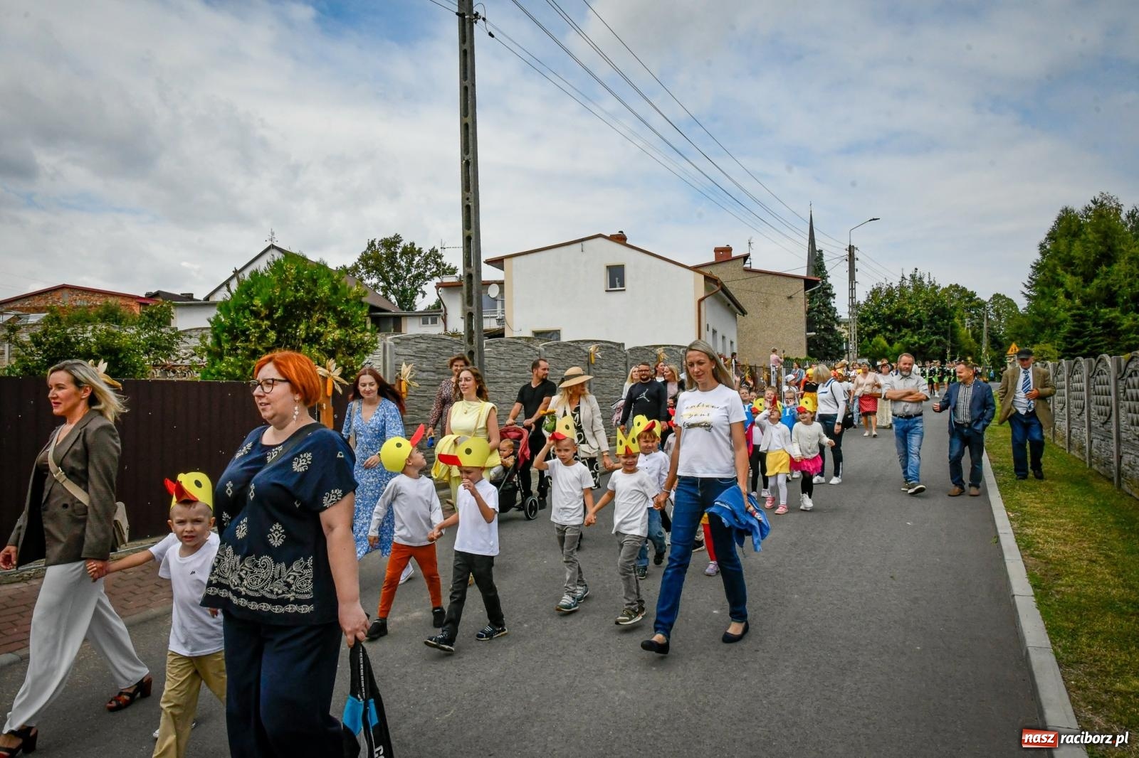 Zdjęcie w galerii na portalu naszraciborz.pl: Tradycyjne Święto Plonów w Borucinie: Barwny korowód i wspólne świętowanie mieszkańców wiadomości z regionu