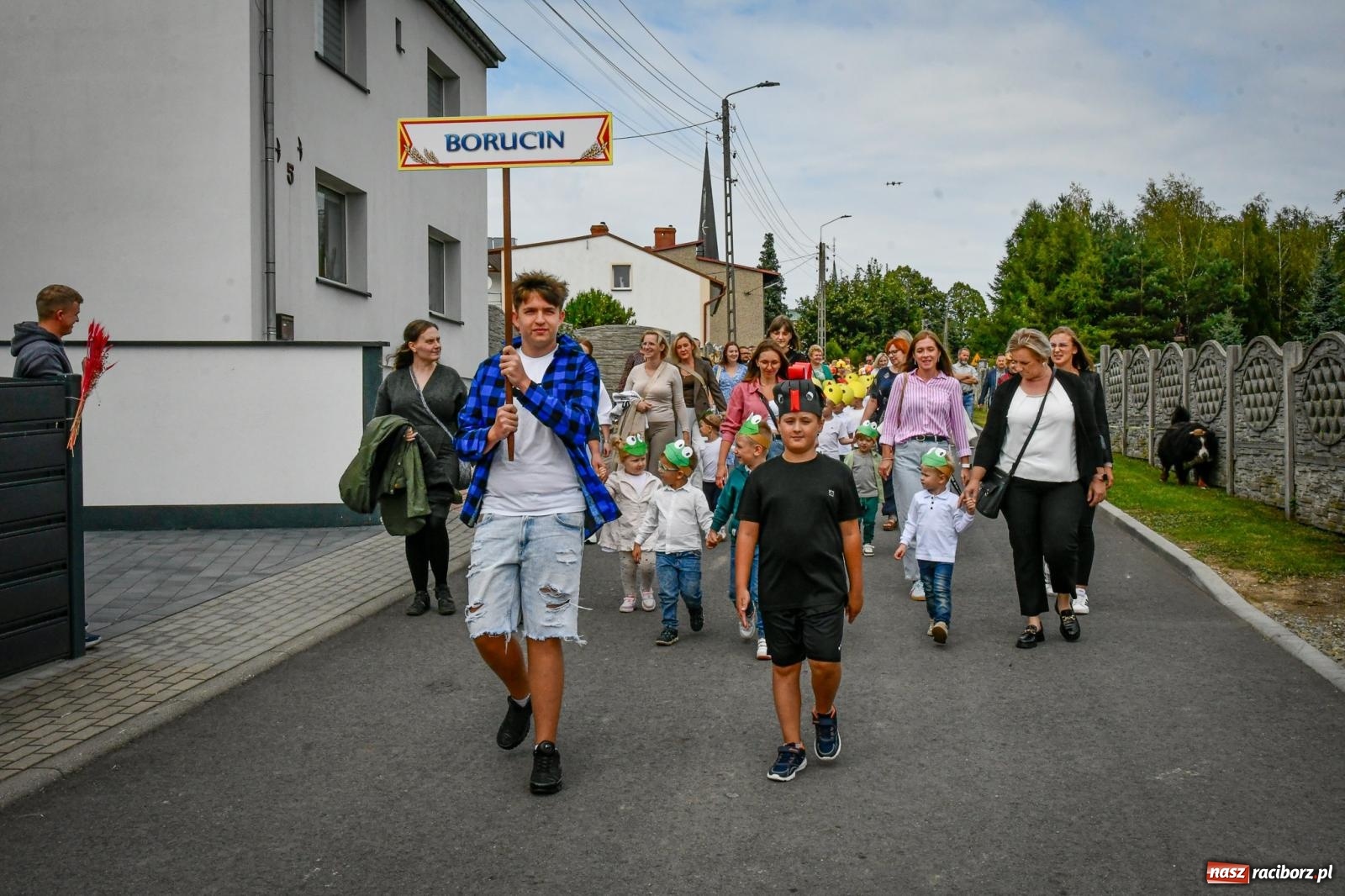 Zdjęcie w galerii na portalu naszraciborz.pl: Tradycyjne Święto Plonów w Borucinie: Barwny korowód i wspólne świętowanie mieszkańców wiadomości z regionu