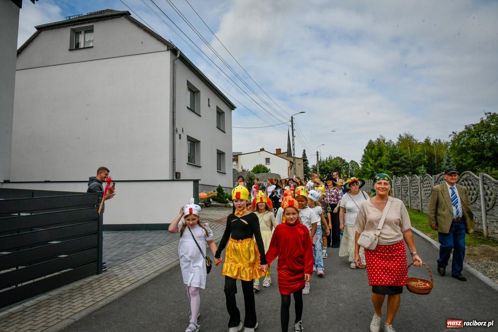 Zdjęcie w galerii na portalu naszraciborz.pl: Tradycyjne Święto Plonów w Borucinie: Barwny korowód i wspólne świętowanie mieszkańców wiadomości z regionu