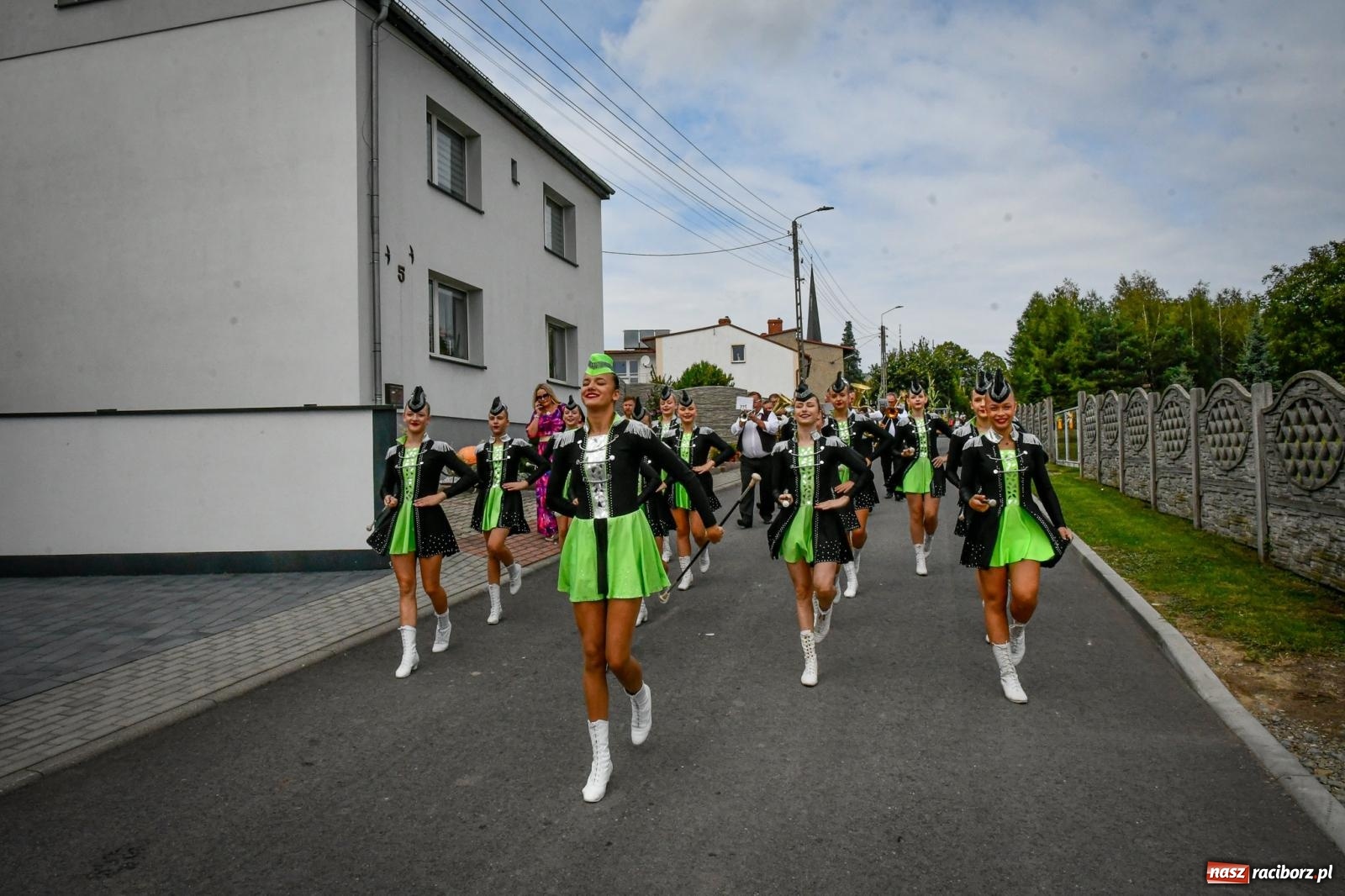 Zdjęcie w galerii na portalu naszraciborz.pl: Tradycyjne Święto Plonów w Borucinie: Barwny korowód i wspólne świętowanie mieszkańców wiadomości z regionu