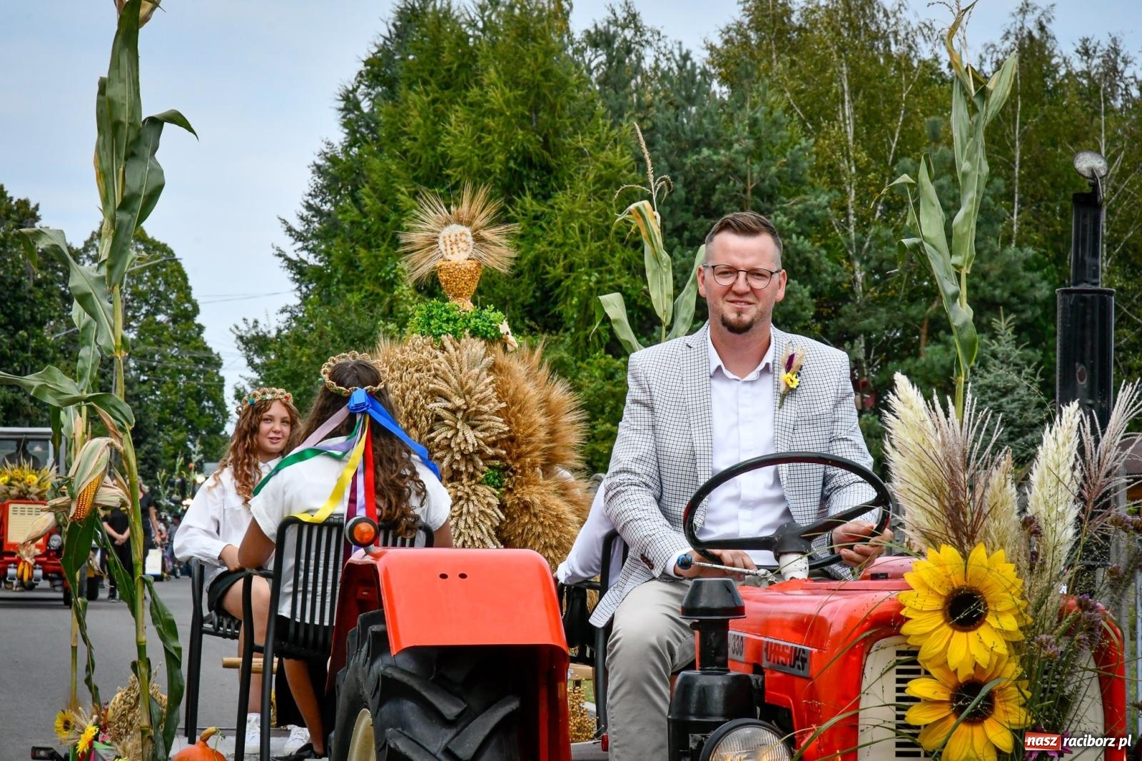 Zdjęcie w galerii na portalu naszraciborz.pl: Tradycyjne Święto Plonów w Borucinie: Barwny korowód i wspólne świętowanie mieszkańców wiadomości z regionu