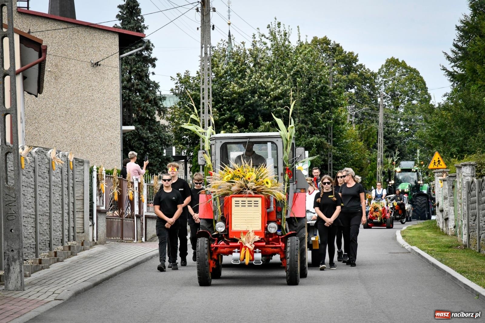 Zdjęcie w galerii na portalu naszraciborz.pl: Tradycyjne Święto Plonów w Borucinie: Barwny korowód i wspólne świętowanie mieszkańców wiadomości z regionu