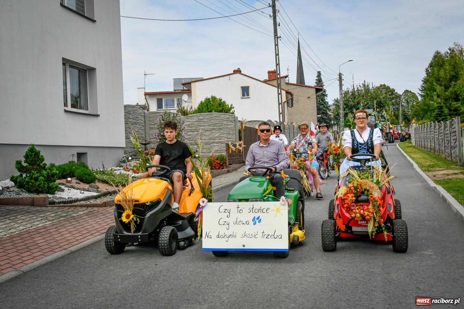Zdjęcie w galerii na portalu naszraciborz.pl: Tradycyjne Święto Plonów w Borucinie: Barwny korowód i wspólne świętowanie mieszkańców wiadomości z regionu