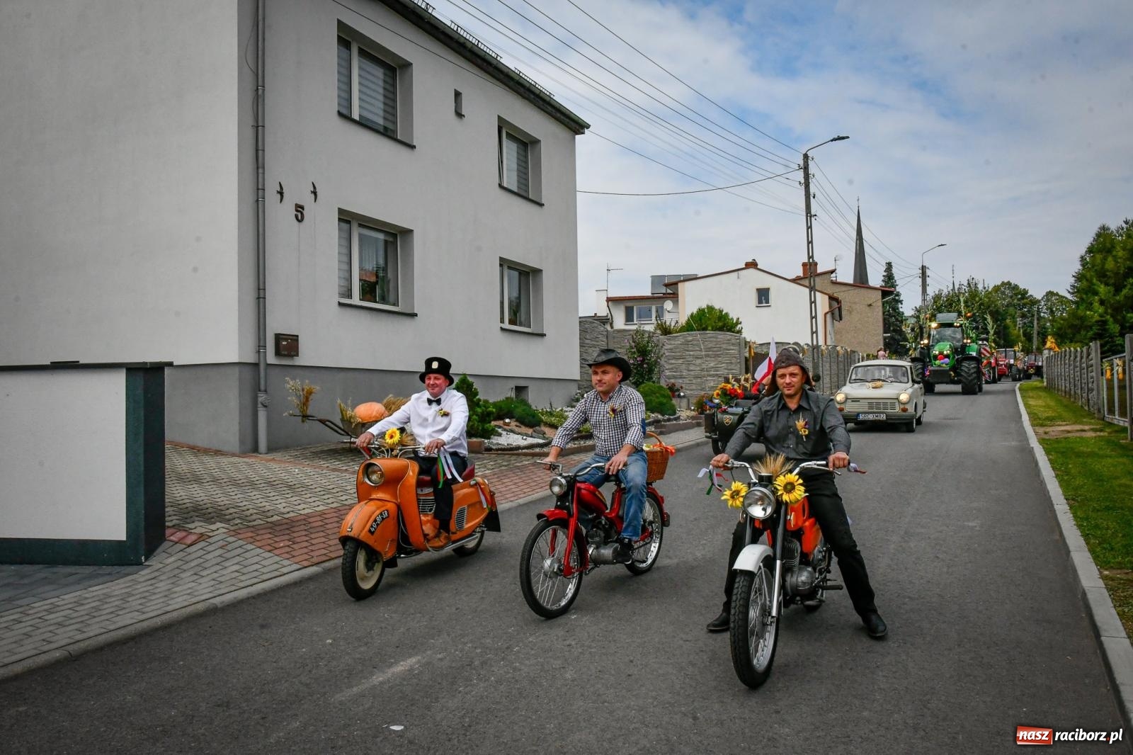 Zdjęcie w galerii na portalu naszraciborz.pl: Tradycyjne Święto Plonów w Borucinie: Barwny korowód i wspólne świętowanie mieszkańców wiadomości z regionu