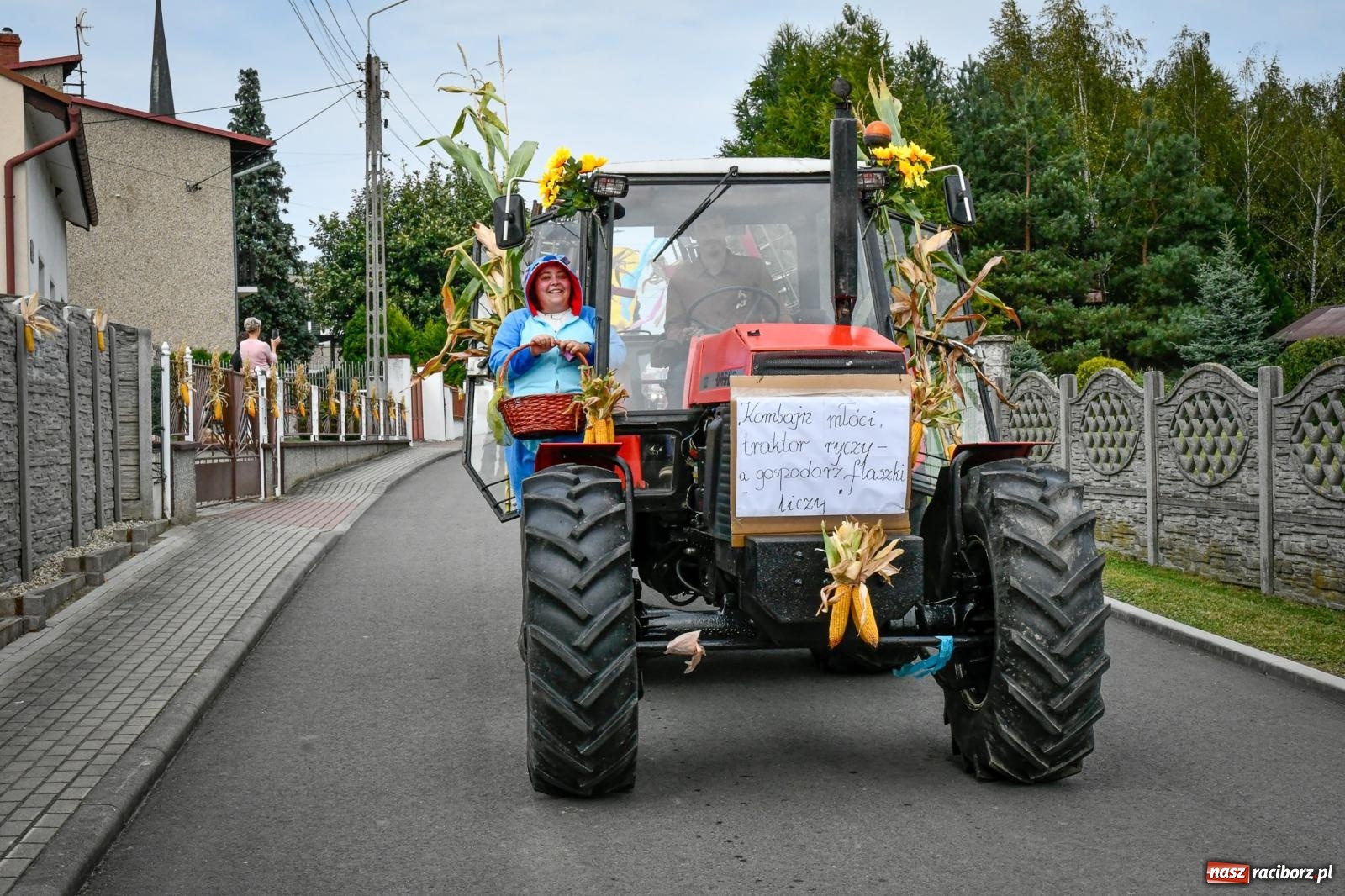 Zdjęcie w galerii na portalu naszraciborz.pl: Tradycyjne Święto Plonów w Borucinie: Barwny korowód i wspólne świętowanie mieszkańców wiadomości z regionu