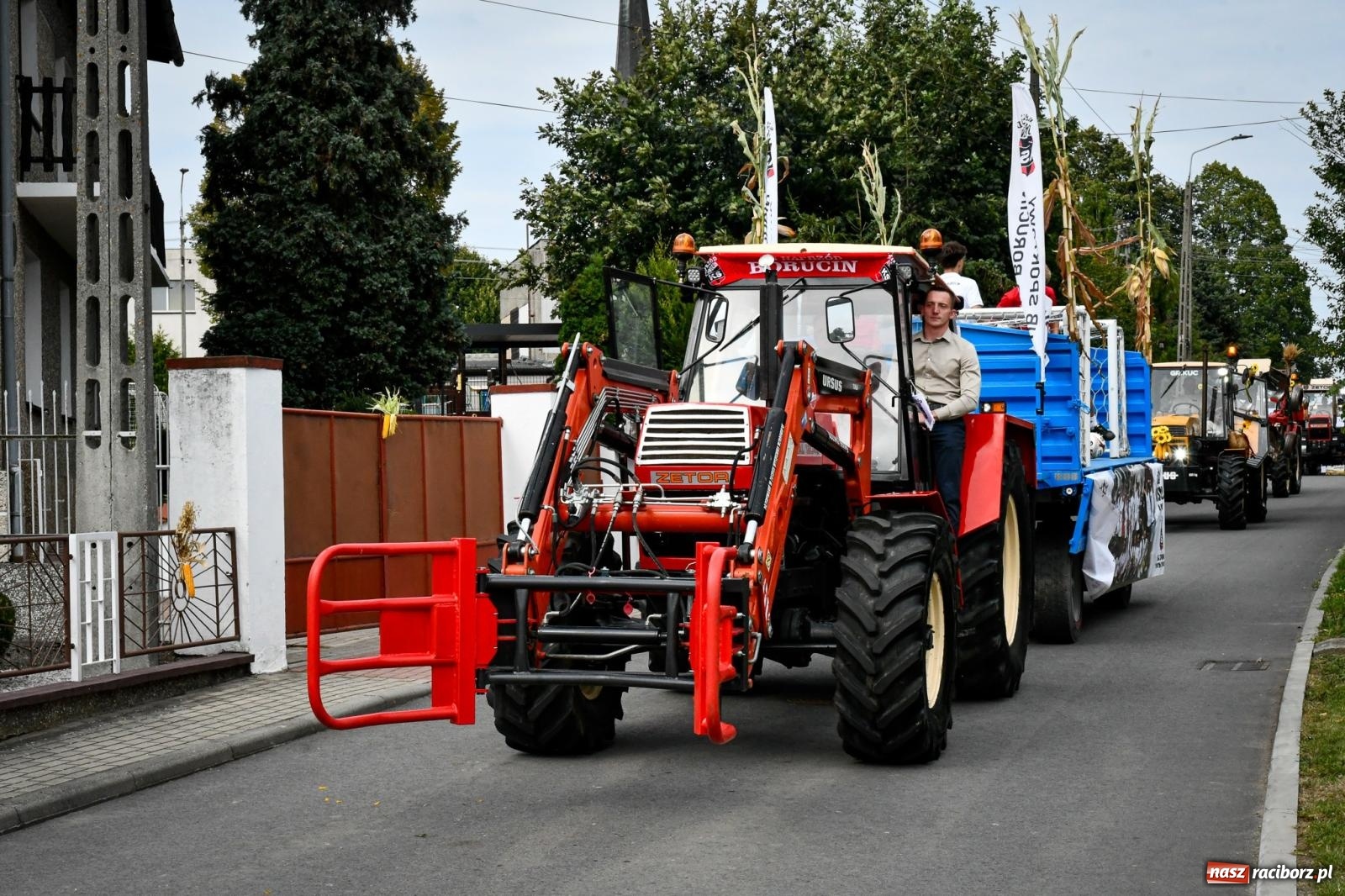 Zdjęcie w galerii na portalu naszraciborz.pl: Tradycyjne Święto Plonów w Borucinie: Barwny korowód i wspólne świętowanie mieszkańców wiadomości z regionu