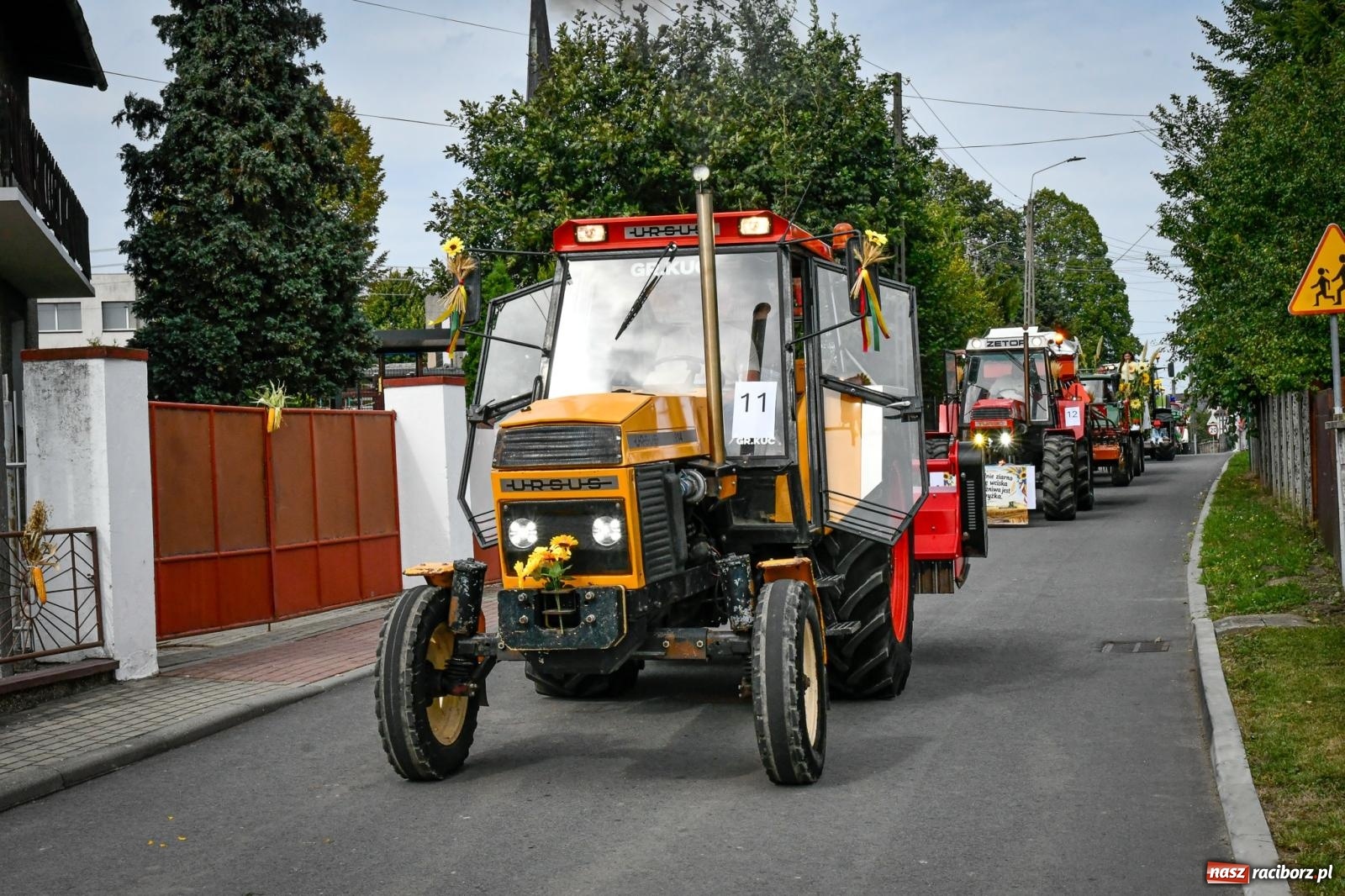 Zdjęcie w galerii na portalu naszraciborz.pl: Tradycyjne Święto Plonów w Borucinie: Barwny korowód i wspólne świętowanie mieszkańców wiadomości z regionu