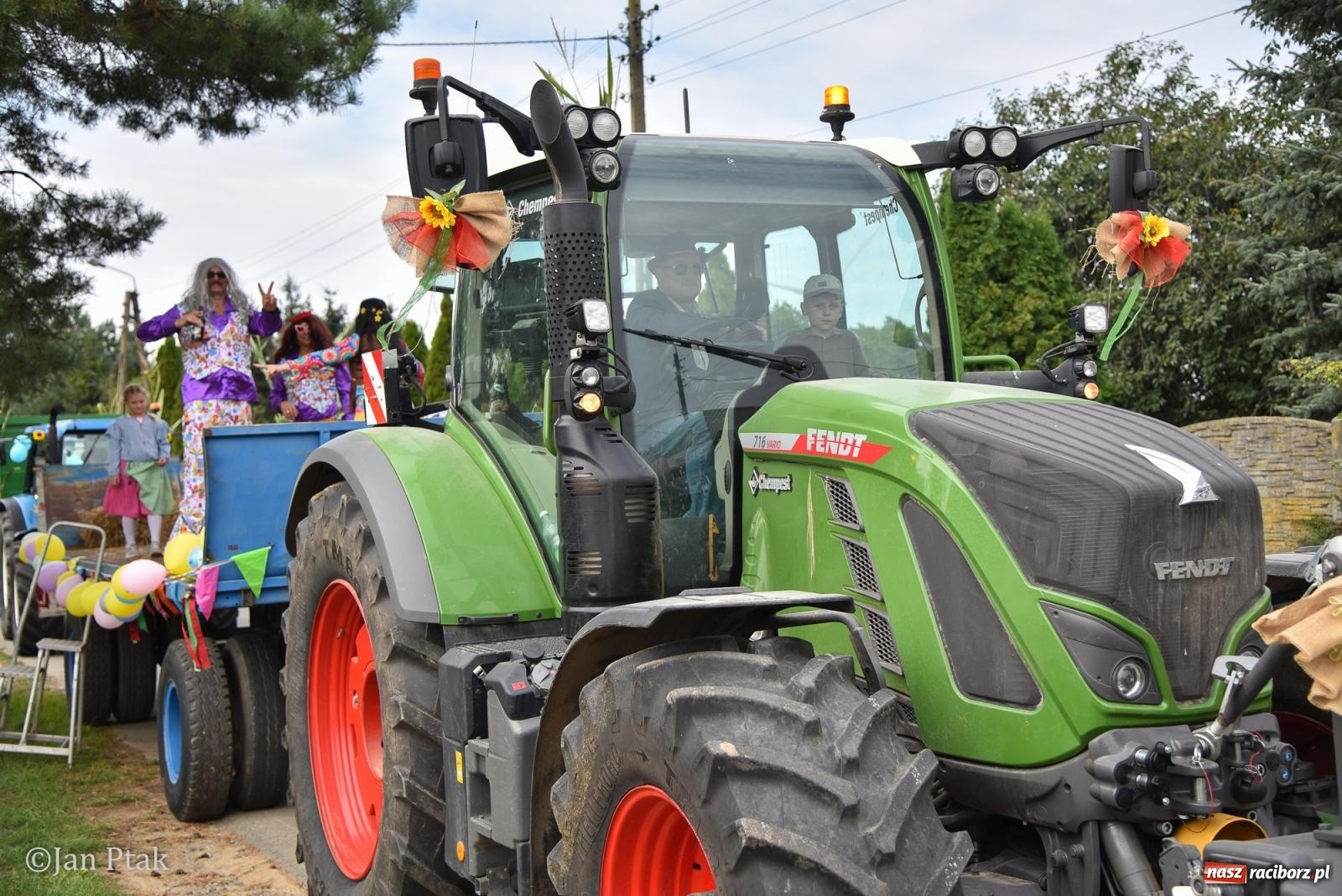 Zdjęcie w galerii na portalu naszraciborz.pl: Dożynki w Gamowie: korowód pokazał potęgę mechanizacji rolnictwa wiadomości z regionu