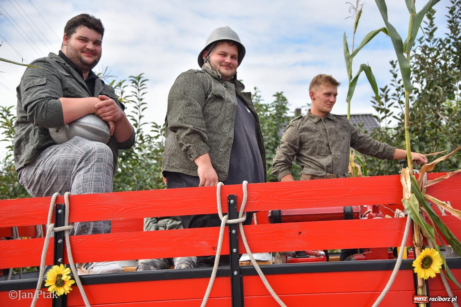 Zdjęcie w galerii na portalu naszraciborz.pl: Dożynki w Gamowie: korowód pokazał potęgę mechanizacji rolnictwa wiadomości z regionu