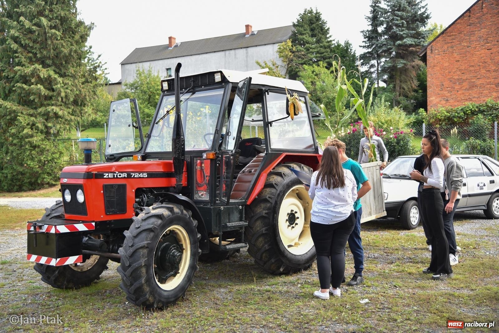 Zdjęcie w galerii na portalu naszraciborz.pl: Dożynki w Gamowie: korowód pokazał potęgę mechanizacji rolnictwa wiadomości z regionu