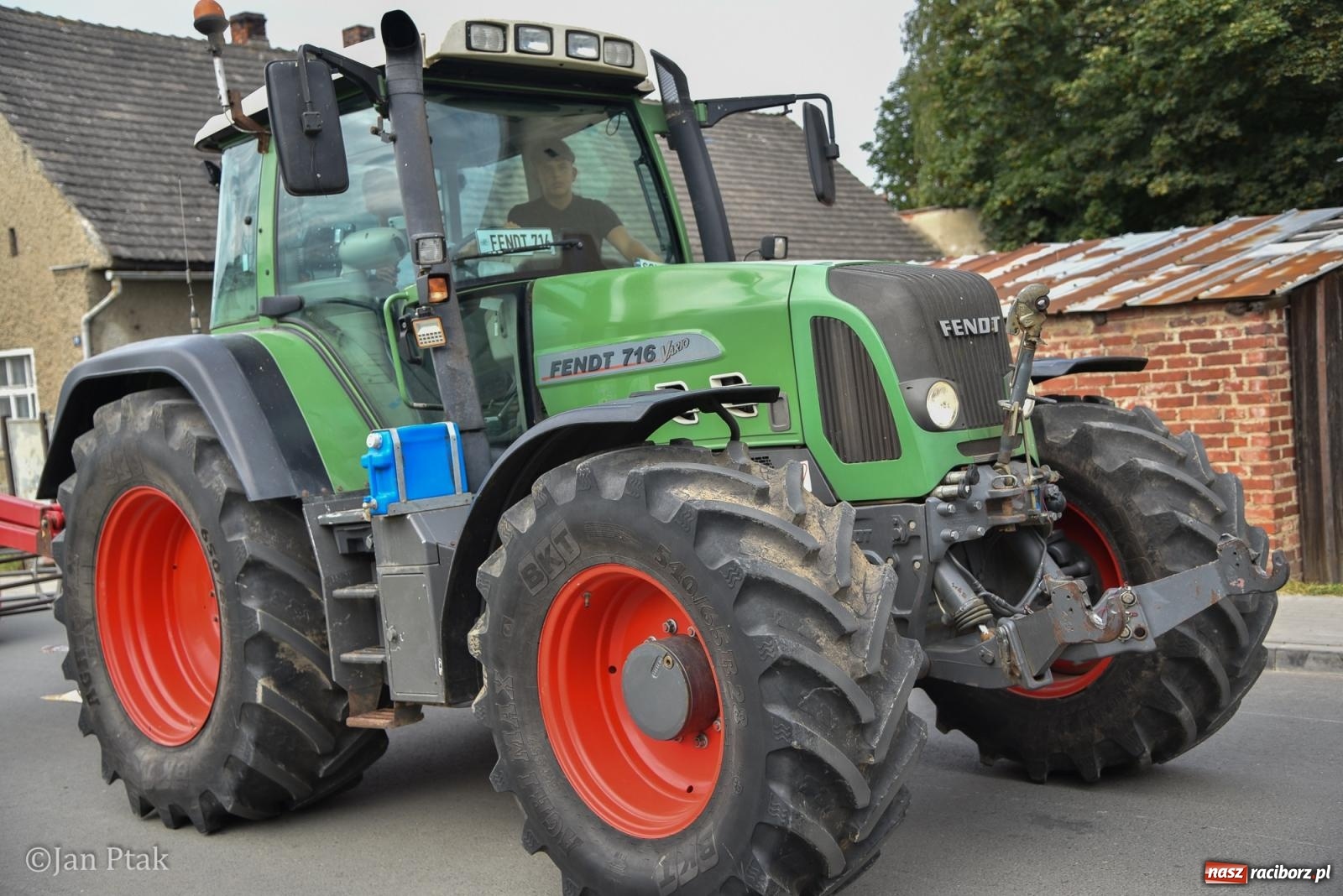 Zdjęcie w galerii na portalu naszraciborz.pl: Dożynki w Gamowie: korowód pokazał potęgę mechanizacji rolnictwa wiadomości z regionu