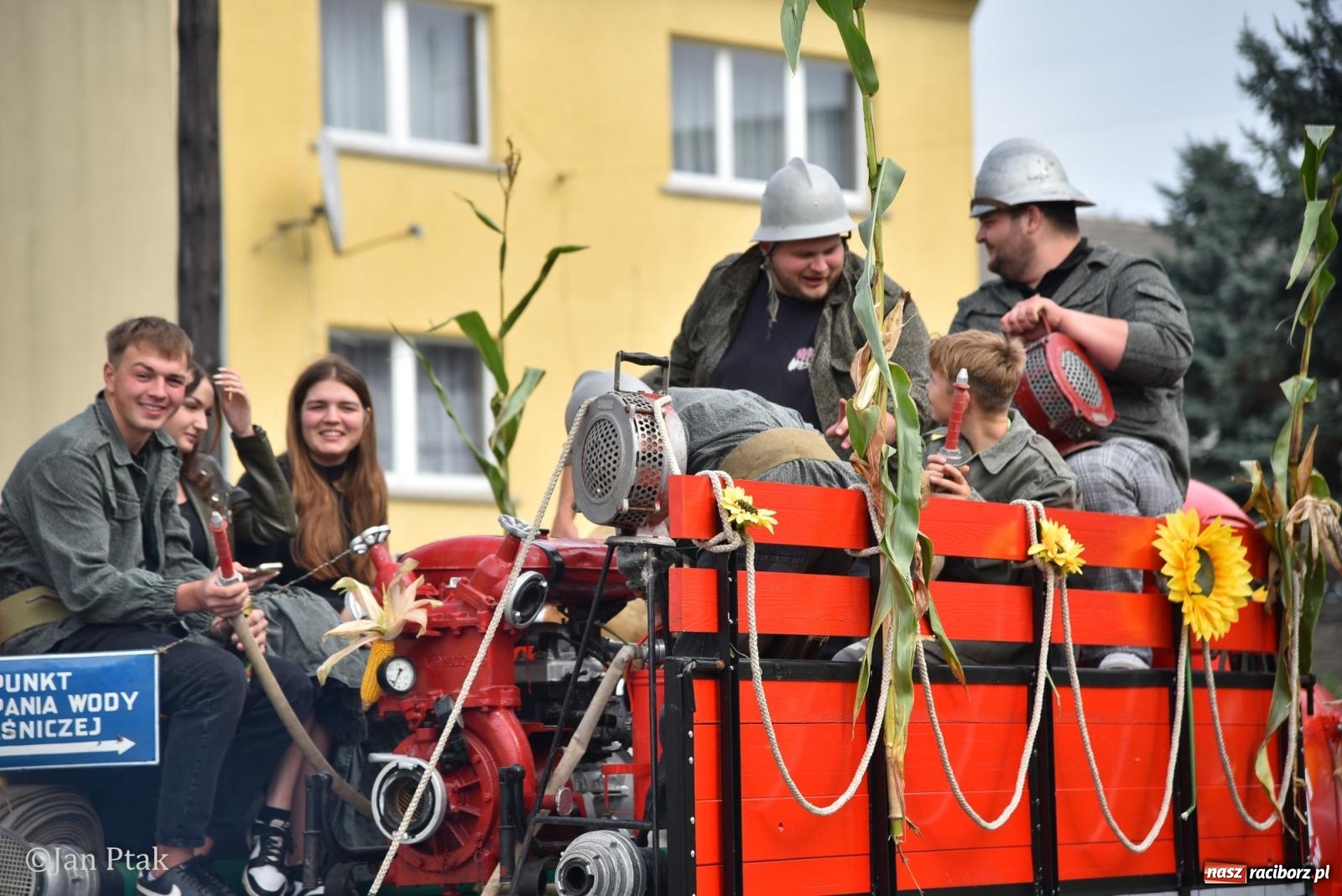 Zdjęcie w galerii na portalu naszraciborz.pl: Dożynki w Gamowie: korowód pokazał potęgę mechanizacji rolnictwa wiadomości z regionu
