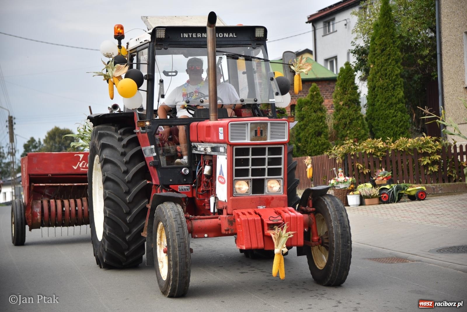 Zdjęcie w galerii na portalu naszraciborz.pl: Dożynki w Gamowie: korowód pokazał potęgę mechanizacji rolnictwa wiadomości z regionu