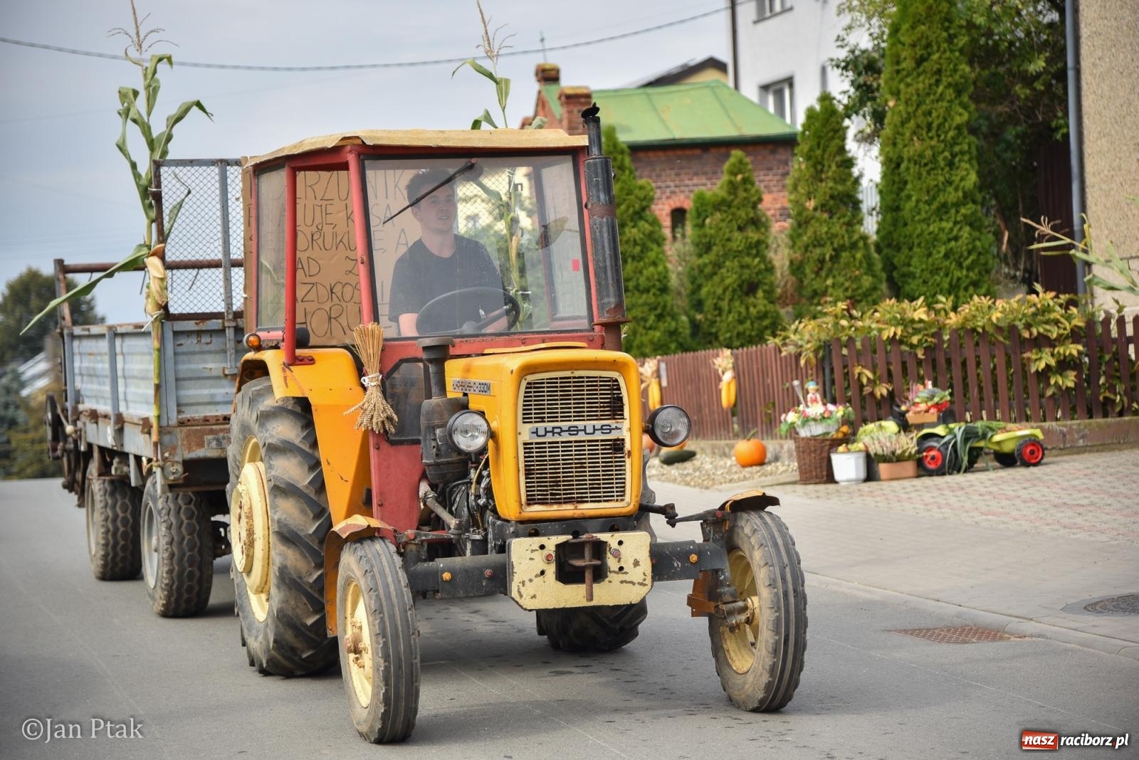 Zdjęcie w galerii na portalu naszraciborz.pl: Dożynki w Gamowie: korowód pokazał potęgę mechanizacji rolnictwa wiadomości z regionu