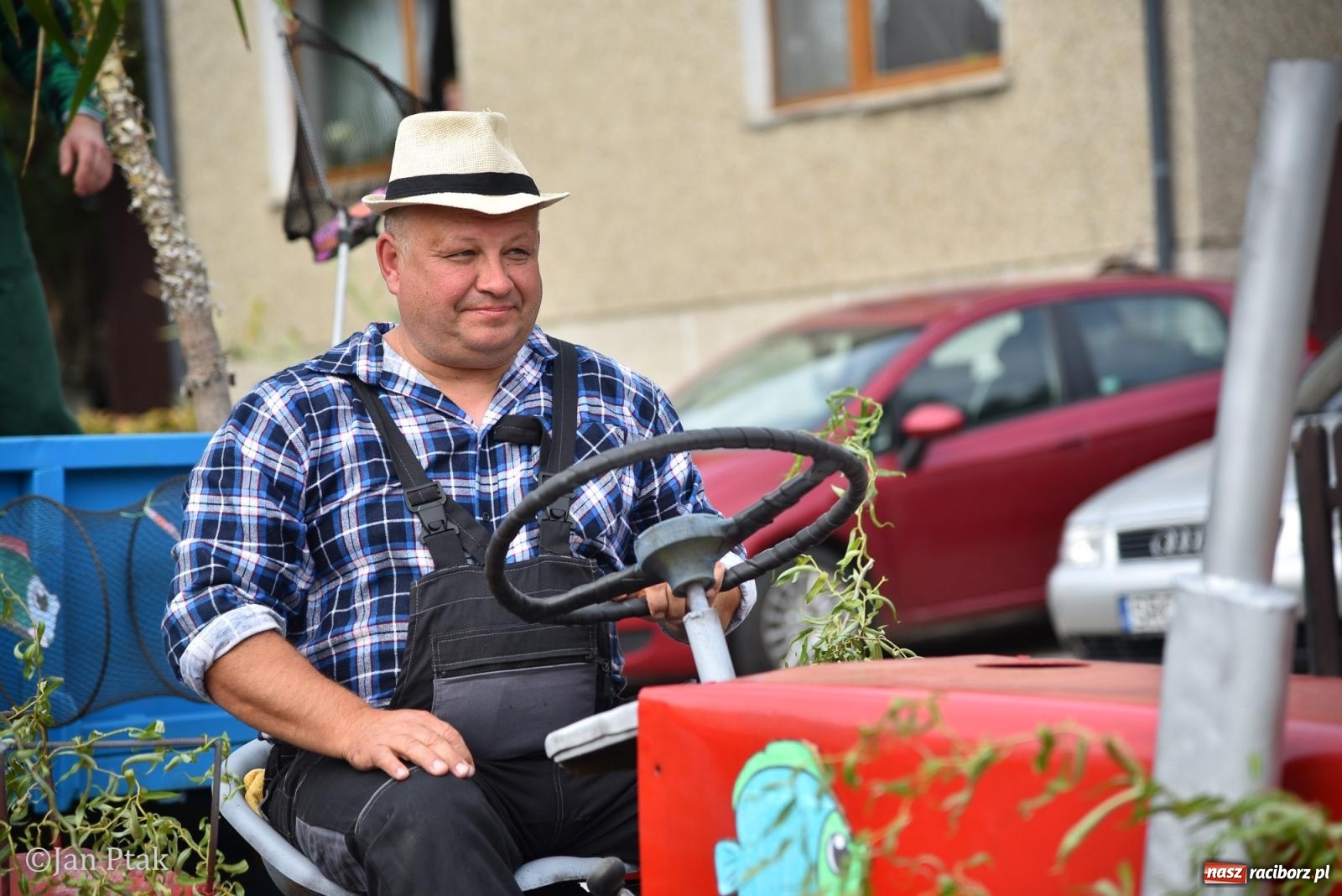 Zdjęcie w galerii na portalu naszraciborz.pl: Dożynki w Gamowie: korowód pokazał potęgę mechanizacji rolnictwa wiadomości z regionu