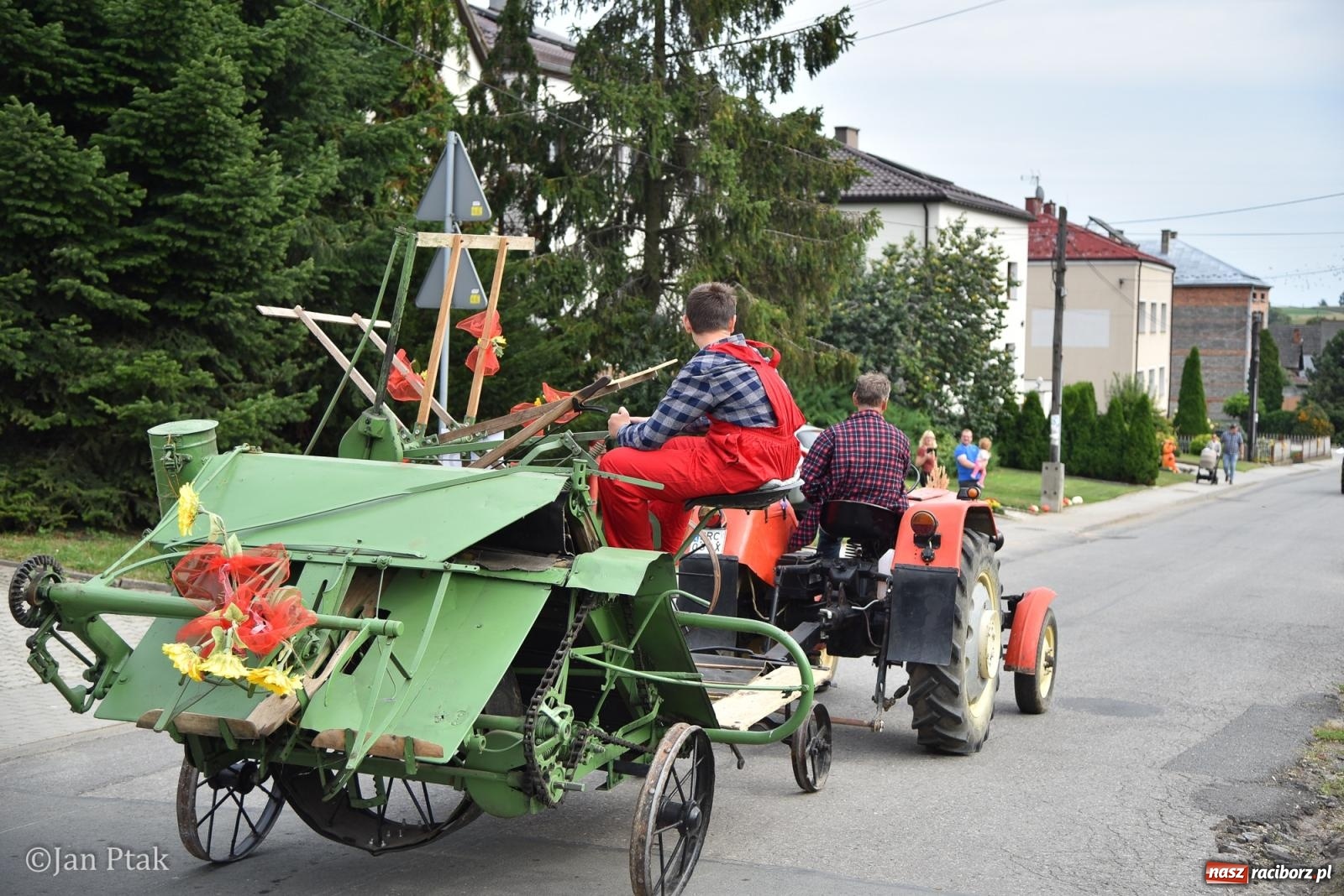 Zdjęcie w galerii na portalu naszraciborz.pl: Dożynki w Gamowie: korowód pokazał potęgę mechanizacji rolnictwa wiadomości z regionu