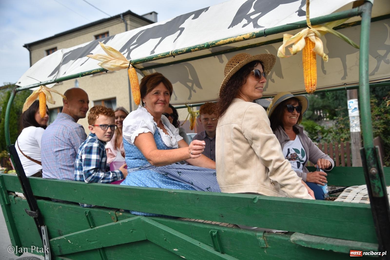 Zdjęcie w galerii na portalu naszraciborz.pl: Dożynki w Gamowie: korowód pokazał potęgę mechanizacji rolnictwa wiadomości z regionu