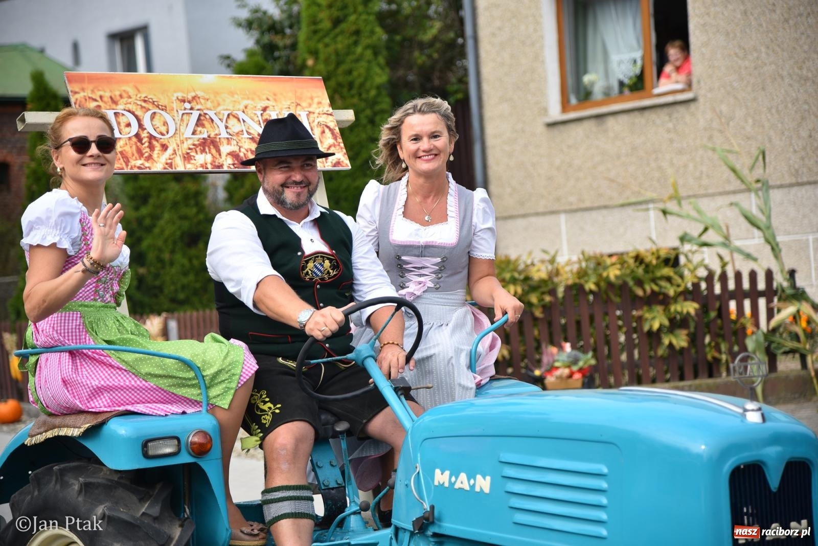 Zdjęcie w galerii na portalu naszraciborz.pl: Dożynki w Gamowie: korowód pokazał potęgę mechanizacji rolnictwa wiadomości z regionu