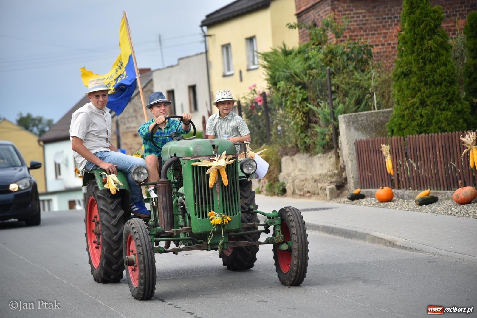 Zdjęcie w galerii na portalu naszraciborz.pl: Dożynki w Gamowie: korowód pokazał potęgę mechanizacji rolnictwa wiadomości z regionu