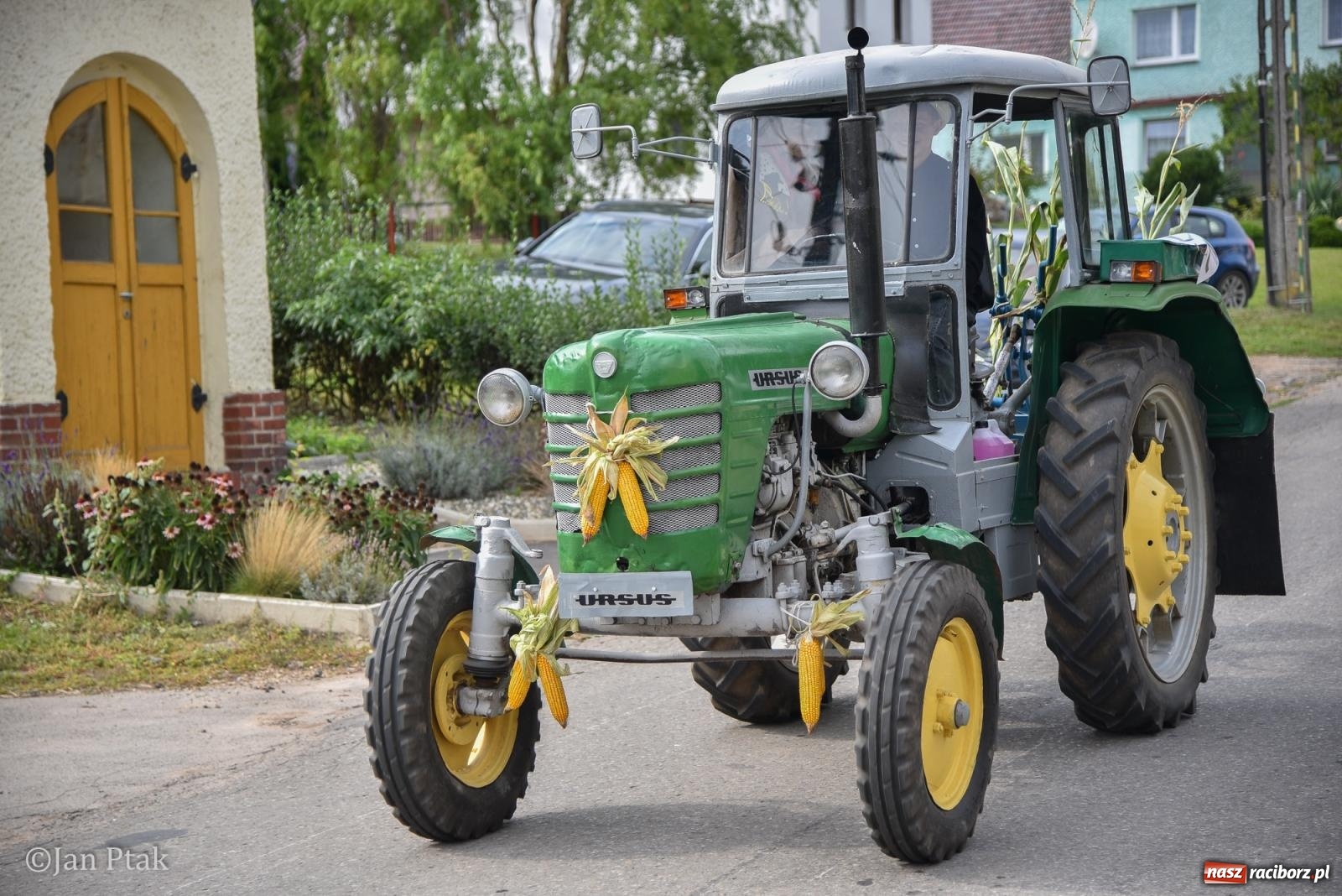 Zdjęcie w galerii na portalu naszraciborz.pl: Dożynki w Gamowie: korowód pokazał potęgę mechanizacji rolnictwa wiadomości z regionu
