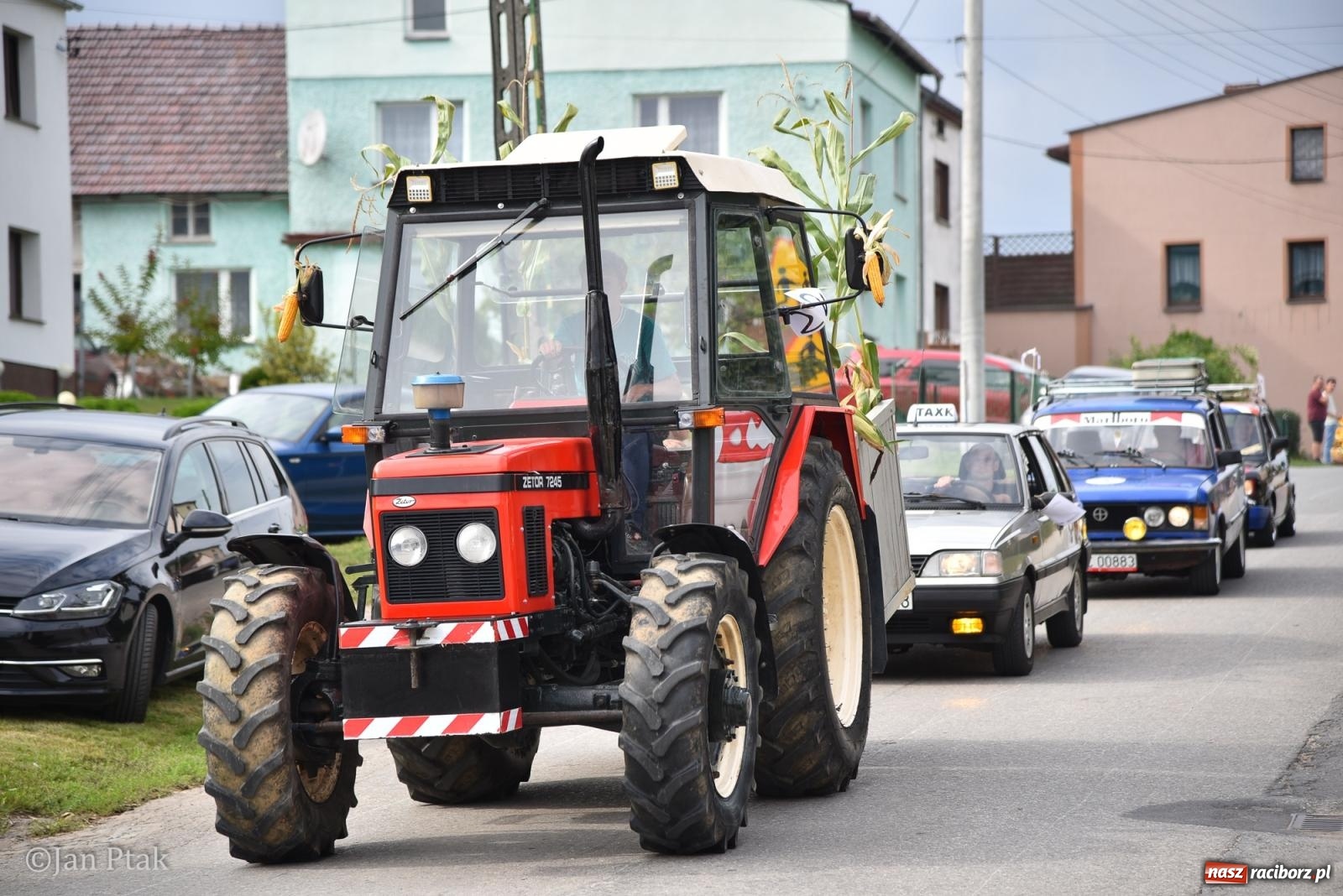 Zdjęcie w galerii na portalu naszraciborz.pl: Dożynki w Gamowie: korowód pokazał potęgę mechanizacji rolnictwa wiadomości z regionu