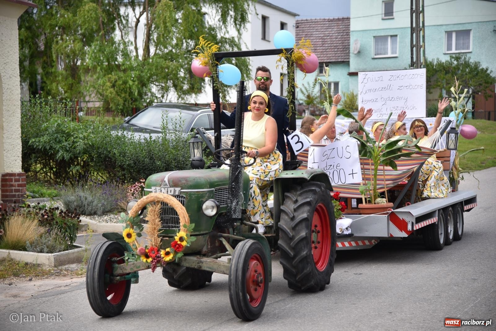 Zdjęcie w galerii na portalu naszraciborz.pl: Dożynki w Gamowie: korowód pokazał potęgę mechanizacji rolnictwa wiadomości z regionu