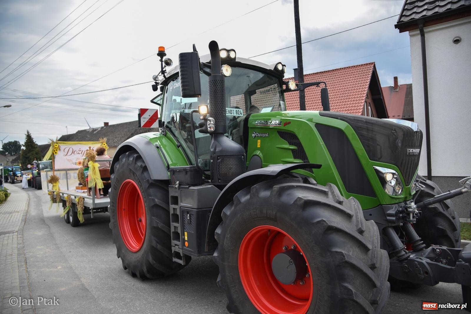 Zdjęcie w galerii na portalu naszraciborz.pl: Dożynki w Gamowie: korowód pokazał potęgę mechanizacji rolnictwa wiadomości z regionu