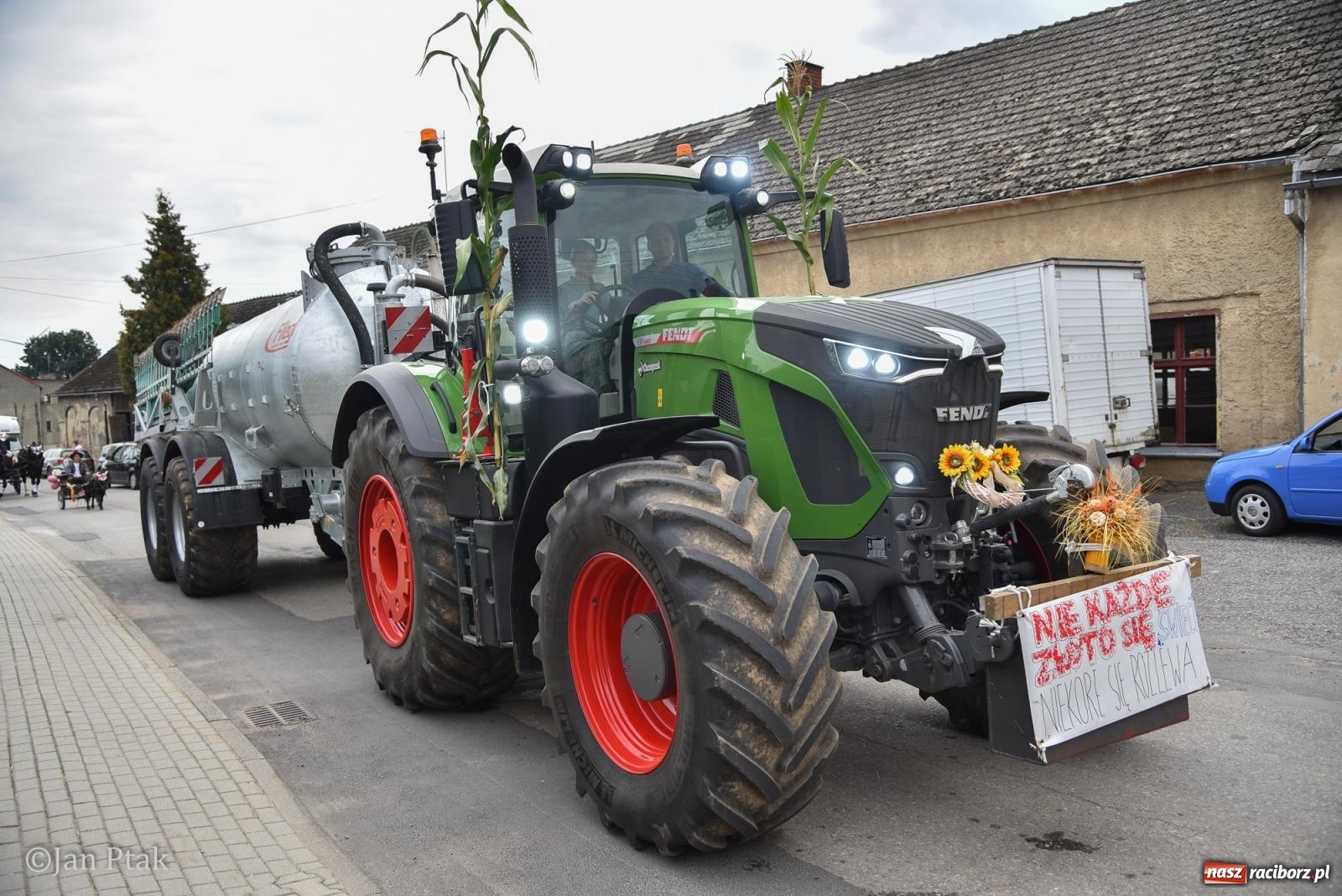 Zdjęcie w galerii na portalu naszraciborz.pl: Dożynki w Gamowie: korowód pokazał potęgę mechanizacji rolnictwa wiadomości z regionu