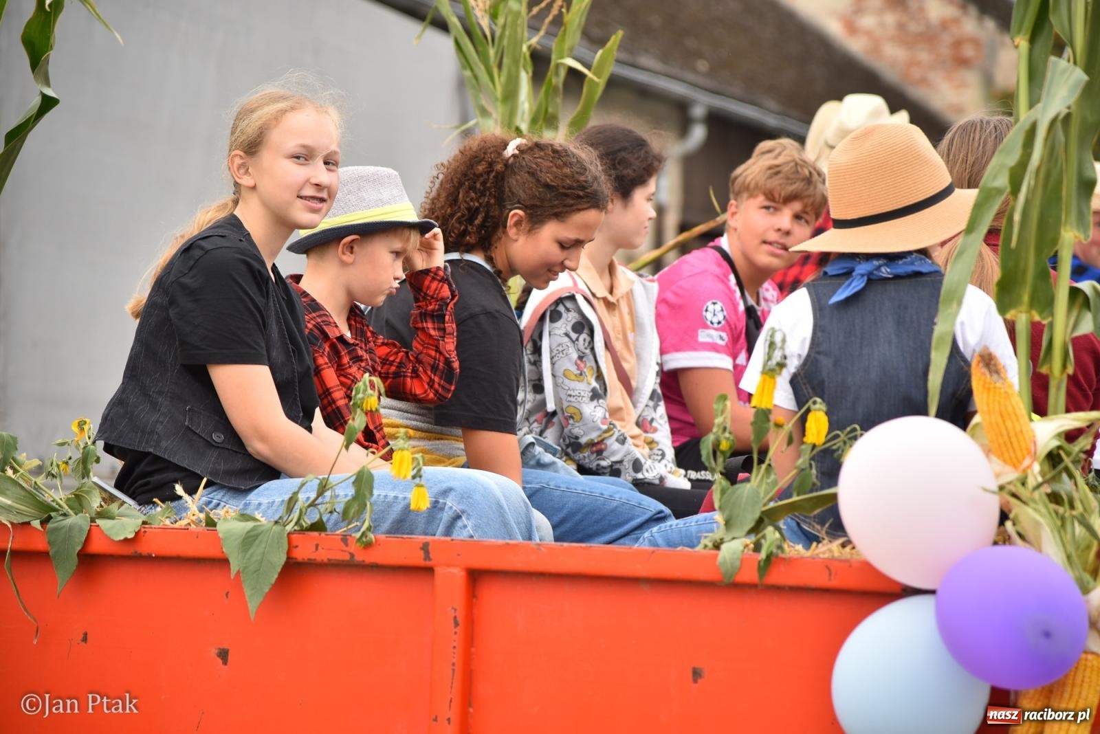 Zdjęcie w galerii na portalu naszraciborz.pl: Dożynki w Gamowie: korowód pokazał potęgę mechanizacji rolnictwa wiadomości z regionu