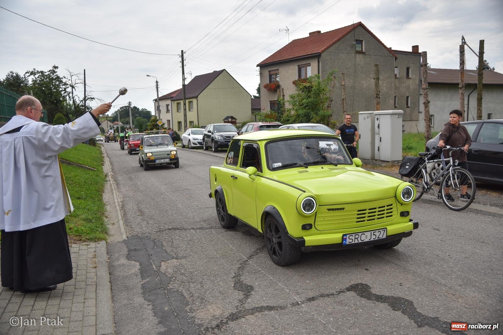 Zdjęcie w galerii na portalu naszraciborz.pl: Dożynki w Gamowie: korowód pokazał potęgę mechanizacji rolnictwa wiadomości z regionu
