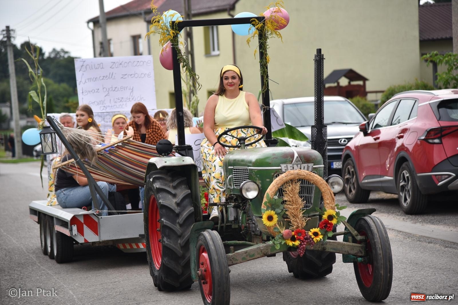 Zdjęcie w galerii na portalu naszraciborz.pl: Dożynki w Gamowie: korowód pokazał potęgę mechanizacji rolnictwa wiadomości z regionu