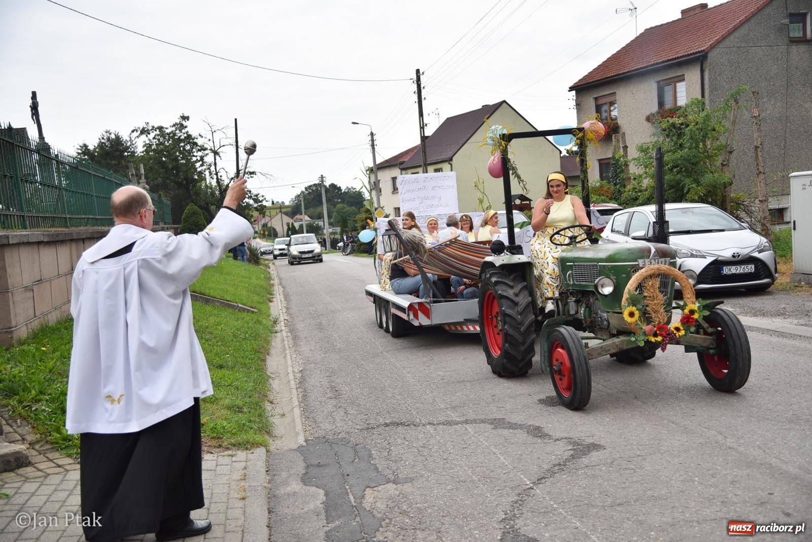 Zdjęcie w galerii na portalu naszraciborz.pl: Dożynki w Gamowie: korowód pokazał potęgę mechanizacji rolnictwa wiadomości z regionu