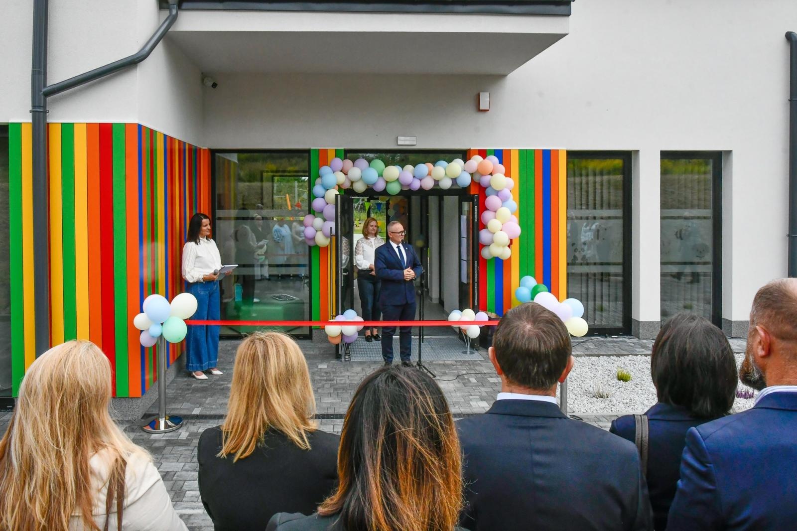 Zdjęcie w galerii na portalu naszraciborz.pl: Pierwszy żłobek w Pietrowicach Wielkich oficjalnie otwarty. Ma służyć rodzinom i wspierać ich rozwój wiadomości z regionu