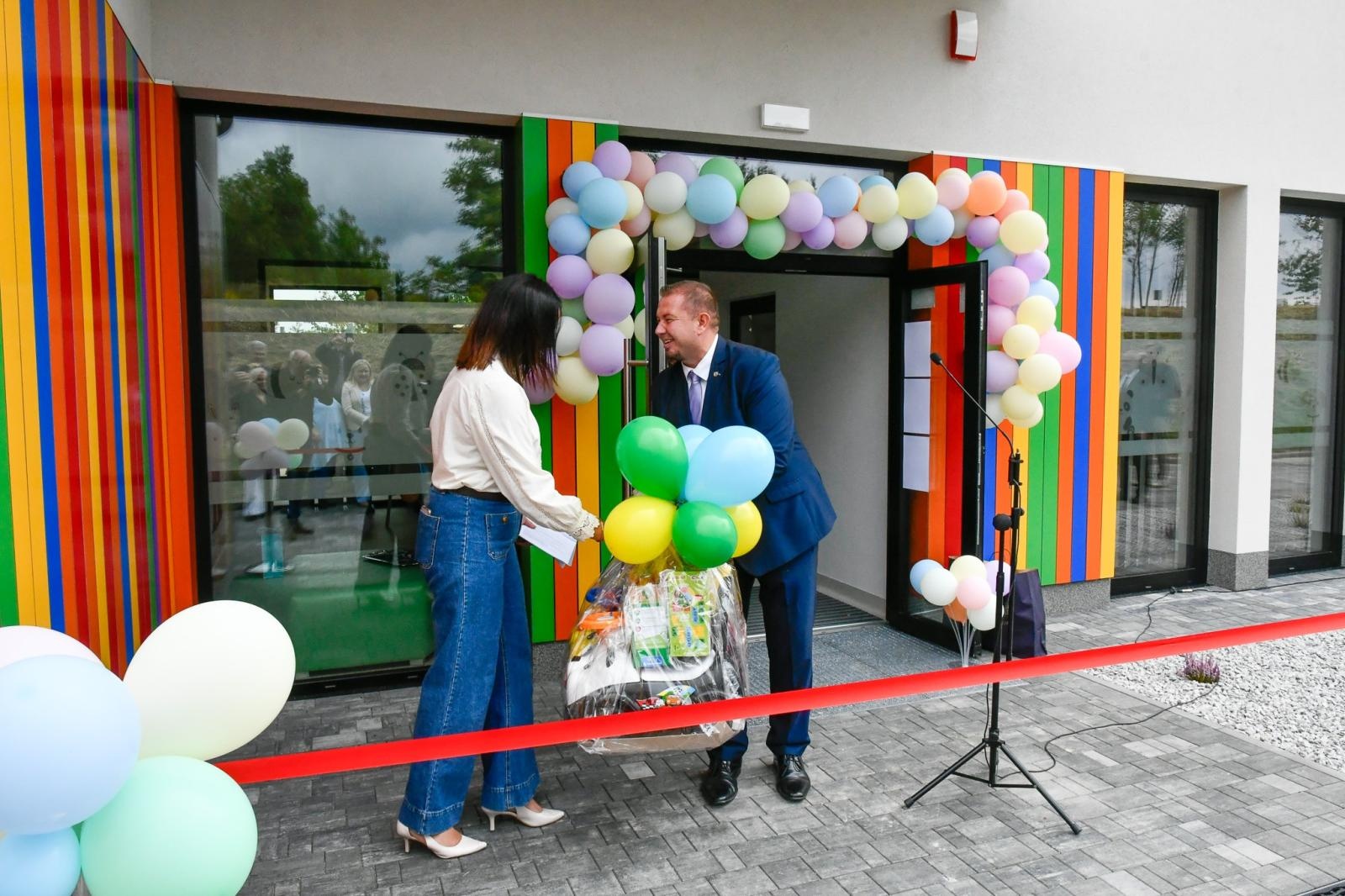 Zdjęcie w galerii na portalu naszraciborz.pl: Pierwszy żłobek w Pietrowicach Wielkich oficjalnie otwarty. Ma służyć rodzinom i wspierać ich rozwój wiadomości z regionu