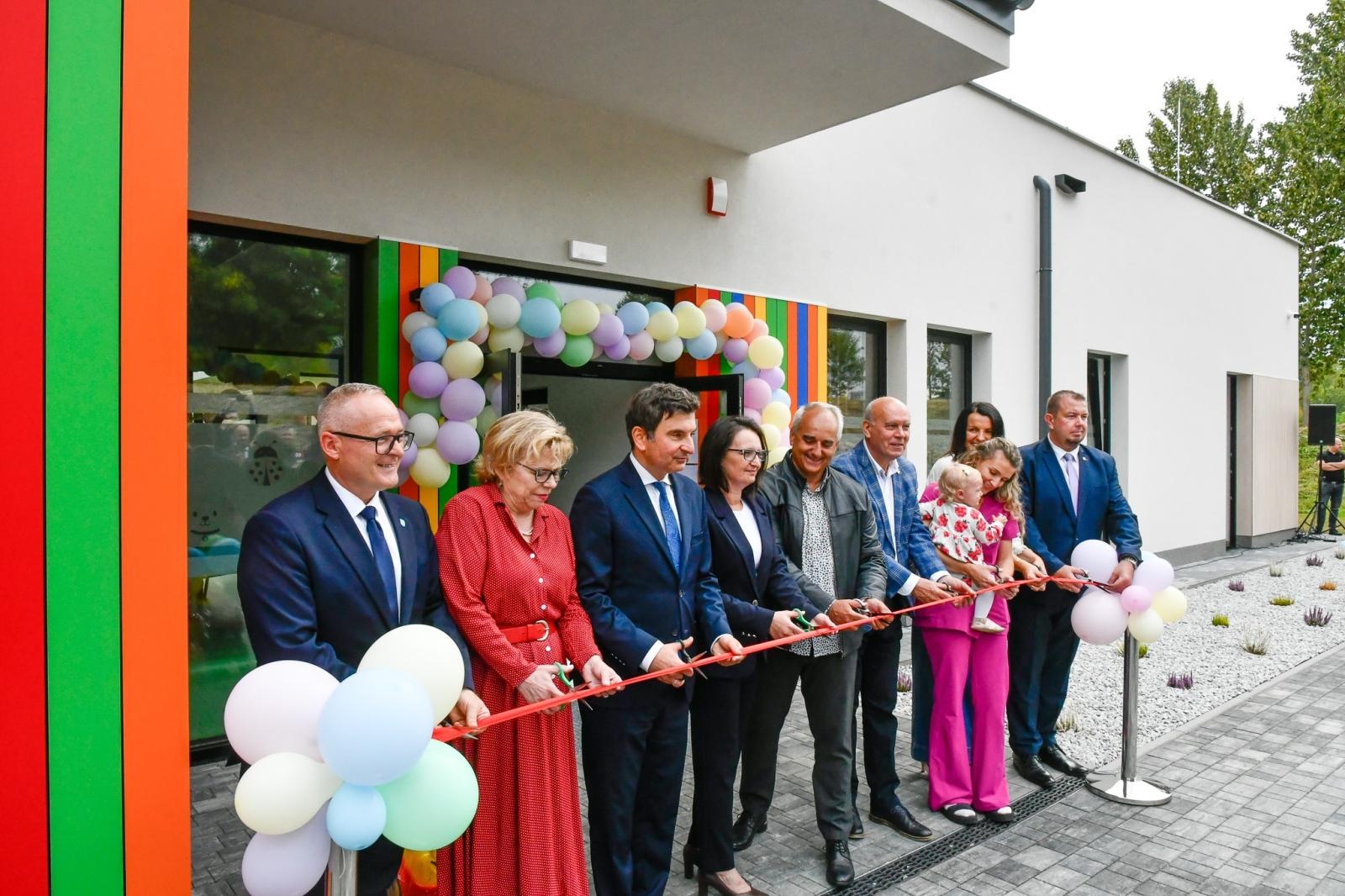 Zdjęcie w galerii na portalu naszraciborz.pl: Pierwszy żłobek w Pietrowicach Wielkich oficjalnie otwarty. Ma służyć rodzinom i wspierać ich rozwój wiadomości z regionu