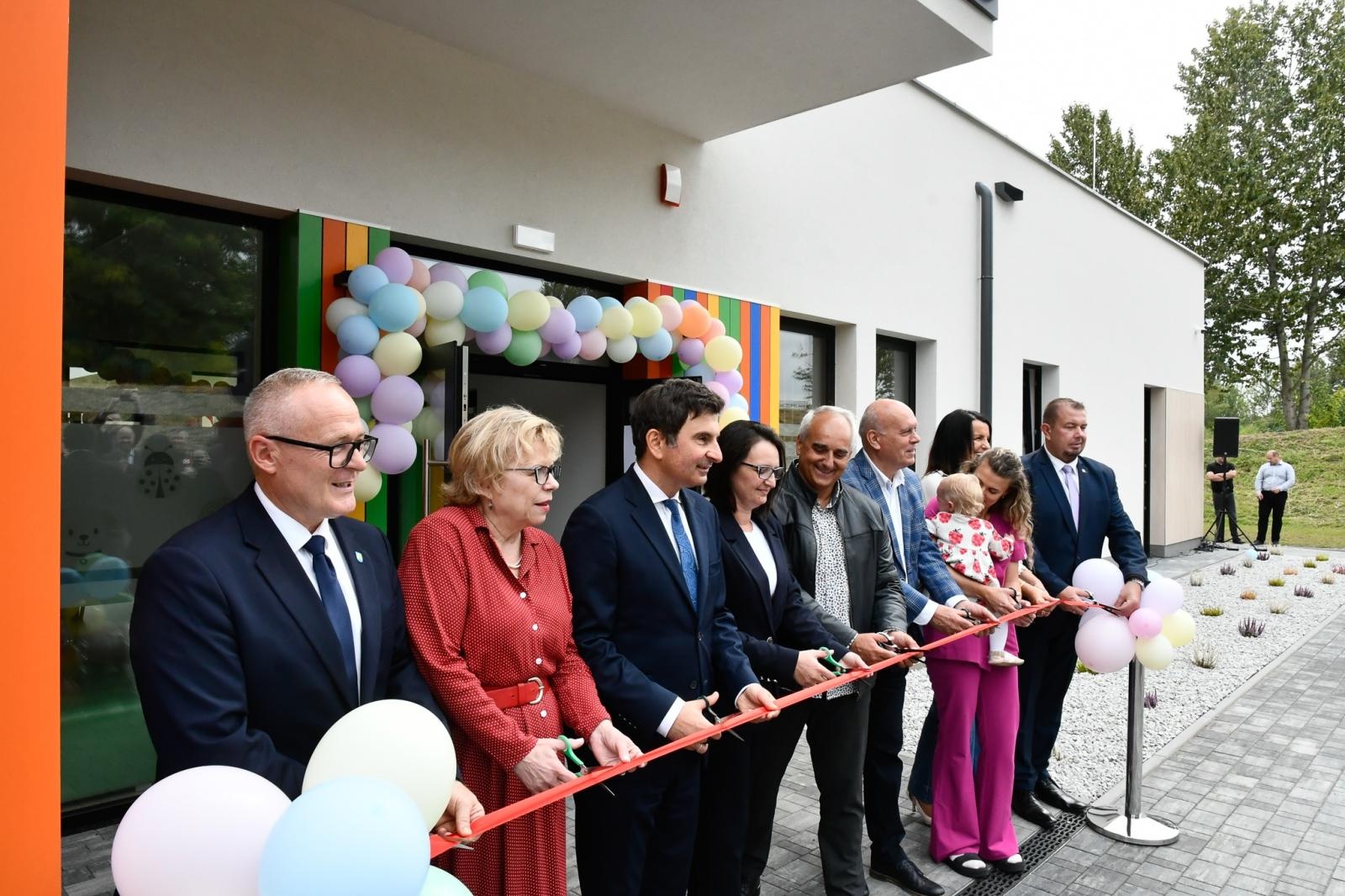 Zdjęcie w galerii na portalu naszraciborz.pl: Pierwszy żłobek w Pietrowicach Wielkich oficjalnie otwarty. Ma służyć rodzinom i wspierać ich rozwój wiadomości z regionu
