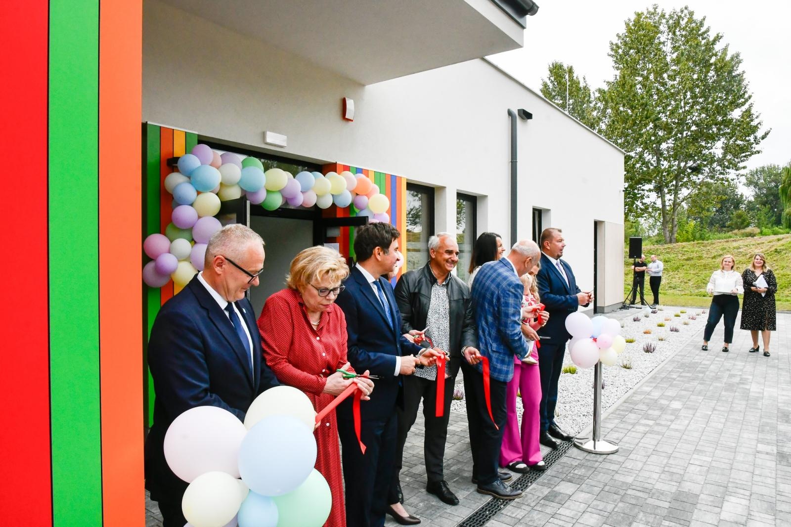 Zdjęcie w galerii na portalu naszraciborz.pl: Pierwszy żłobek w Pietrowicach Wielkich oficjalnie otwarty. Ma służyć rodzinom i wspierać ich rozwój wiadomości z regionu