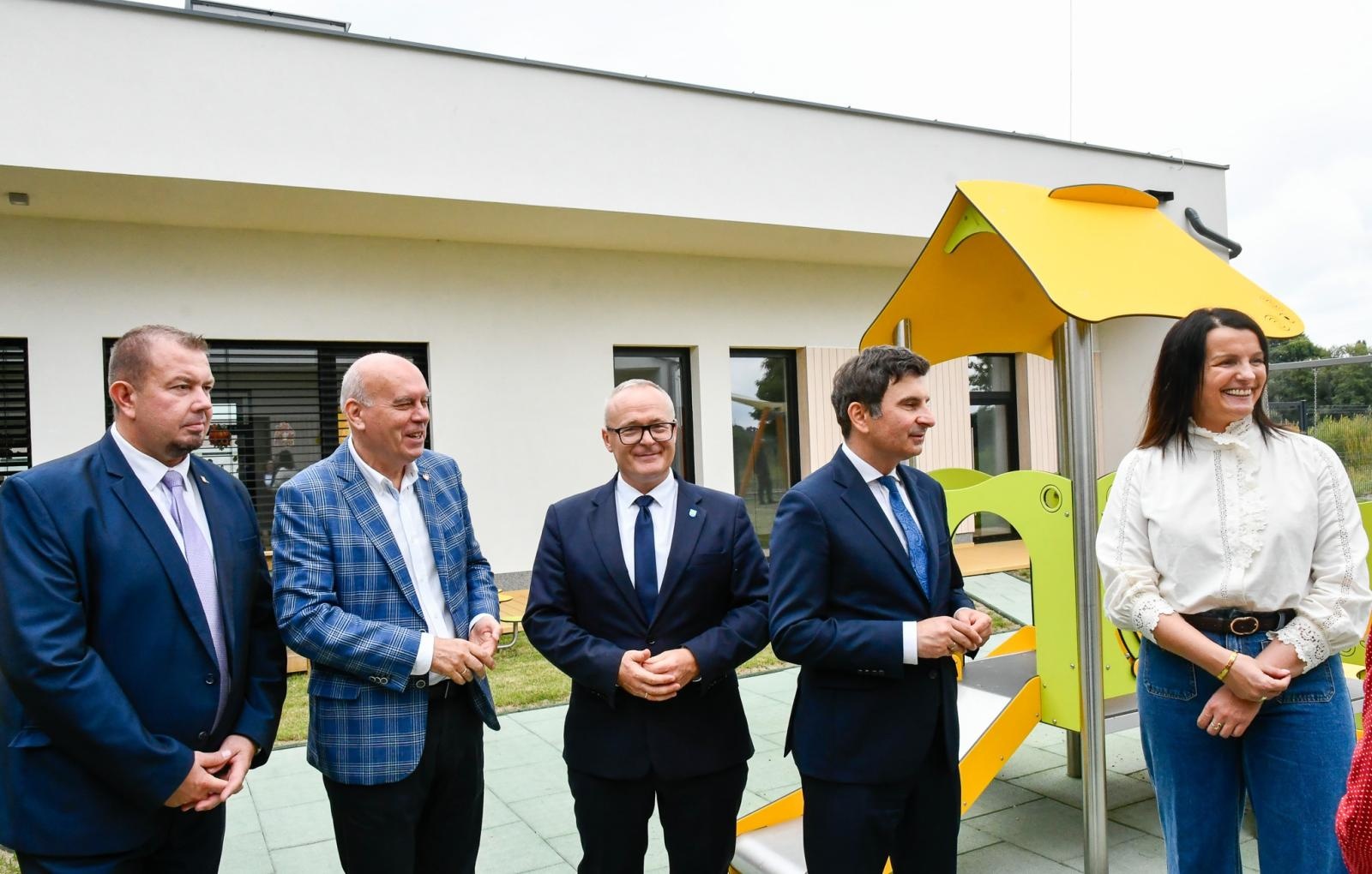 Zdjęcie w galerii na portalu naszraciborz.pl: Pierwszy żłobek w Pietrowicach Wielkich oficjalnie otwarty. Ma służyć rodzinom i wspierać ich rozwój wiadomości z regionu