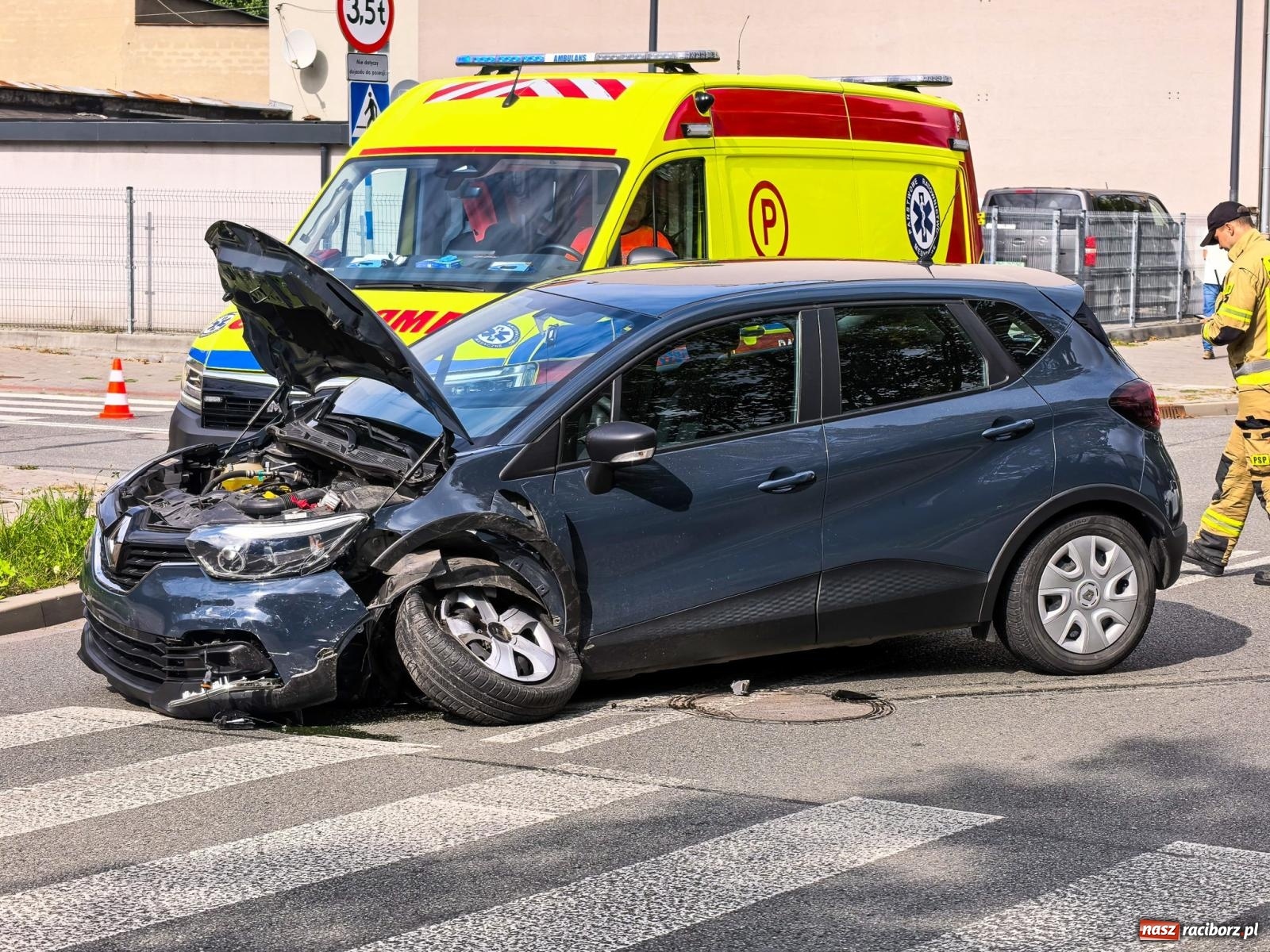 Zdjęcie w galerii na portalu naszraciborz.pl: Zderzenie na skrzyżowaniu przy Staszica. Kierowca Renault nie ustąpił pierwszeństwa 20-latce z VW wiadomości z regionu