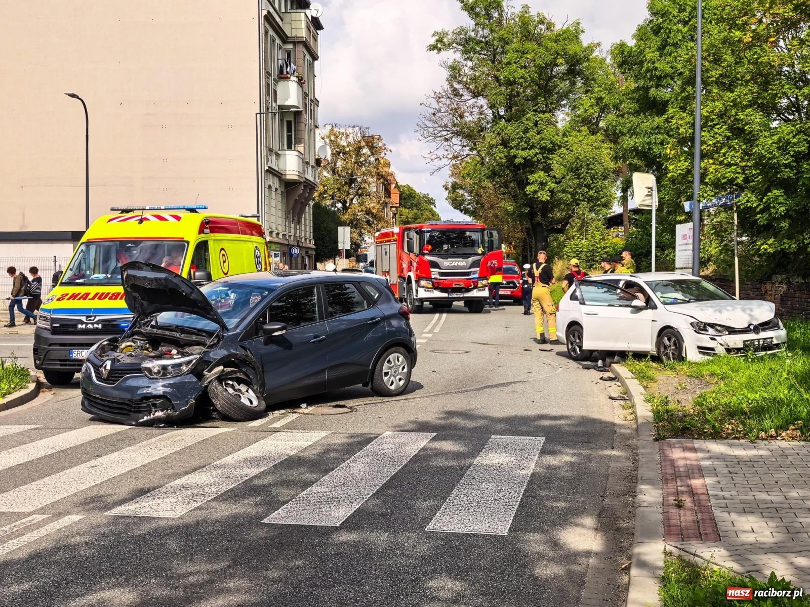 Zdjęcie w galerii na portalu naszraciborz.pl: Zderzenie na skrzyżowaniu przy Staszica. Kierowca Renault nie ustąpił pierwszeństwa 20-latce z VW wiadomości z regionu