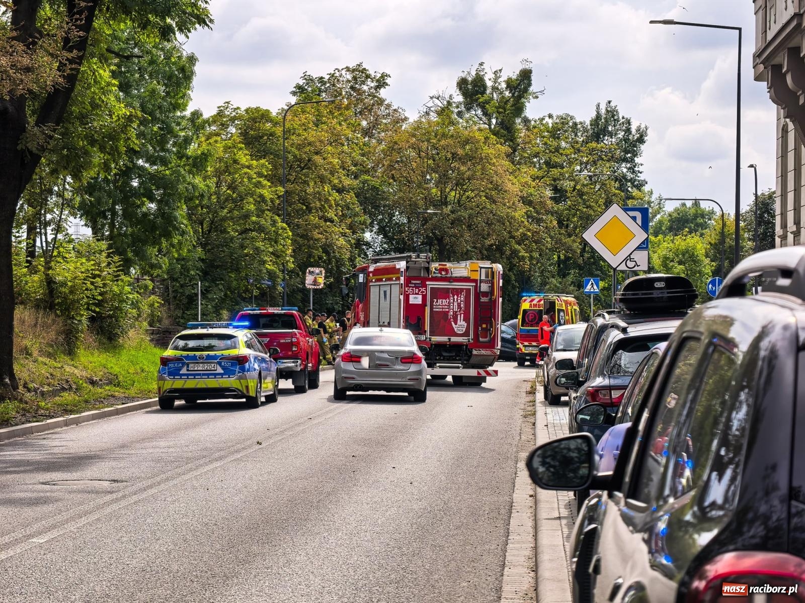 Zdjęcie w galerii na portalu naszraciborz.pl: Zderzenie na skrzyżowaniu przy Staszica. Kierowca Renault nie ustąpił pierwszeństwa 20-latce z VW wiadomości z regionu