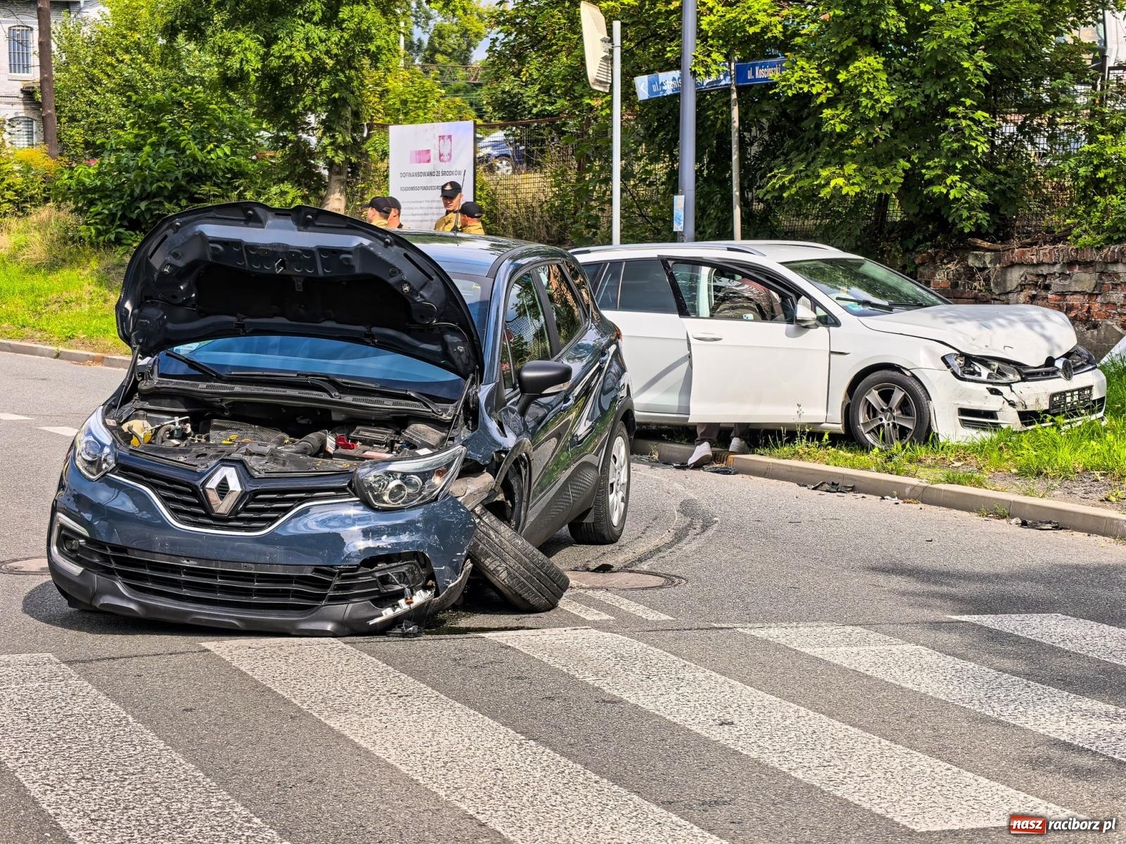 Zdjęcie w galerii na portalu naszraciborz.pl: Zderzenie na skrzyżowaniu przy Staszica. Kierowca Renault nie ustąpił pierwszeństwa 20-latce z VW wiadomości z regionu