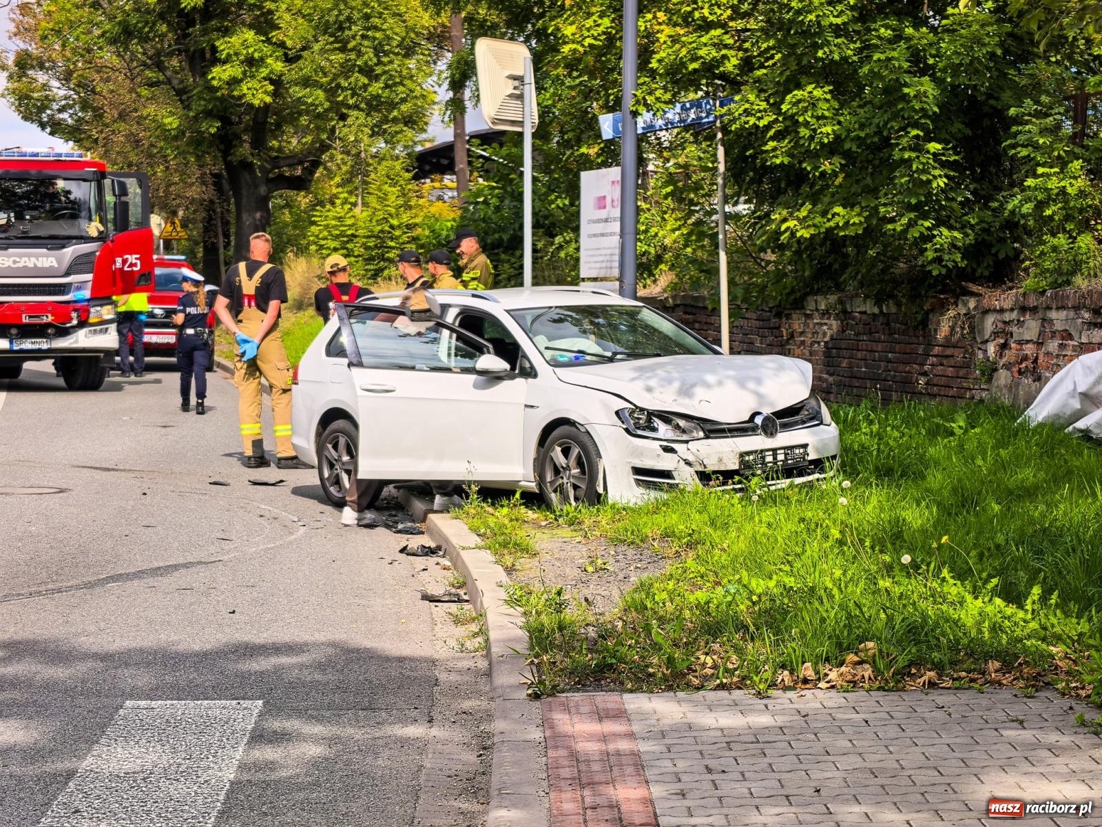 Zdjęcie w galerii na portalu naszraciborz.pl: Zderzenie na skrzyżowaniu przy Staszica. Kierowca Renault nie ustąpił pierwszeństwa 20-latce z VW wiadomości z regionu