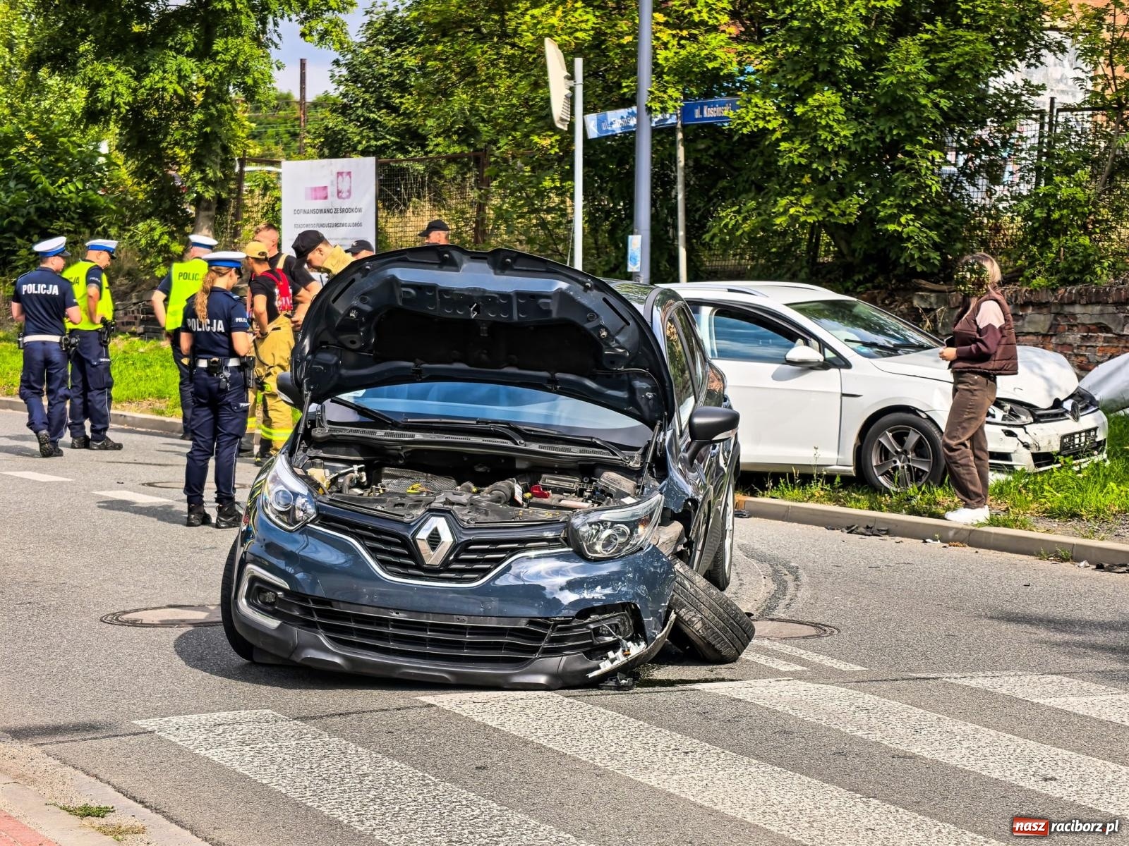 Zdjęcie w galerii na portalu naszraciborz.pl: Zderzenie na skrzyżowaniu przy Staszica. Kierowca Renault nie ustąpił pierwszeństwa 20-latce z VW wiadomości z regionu
