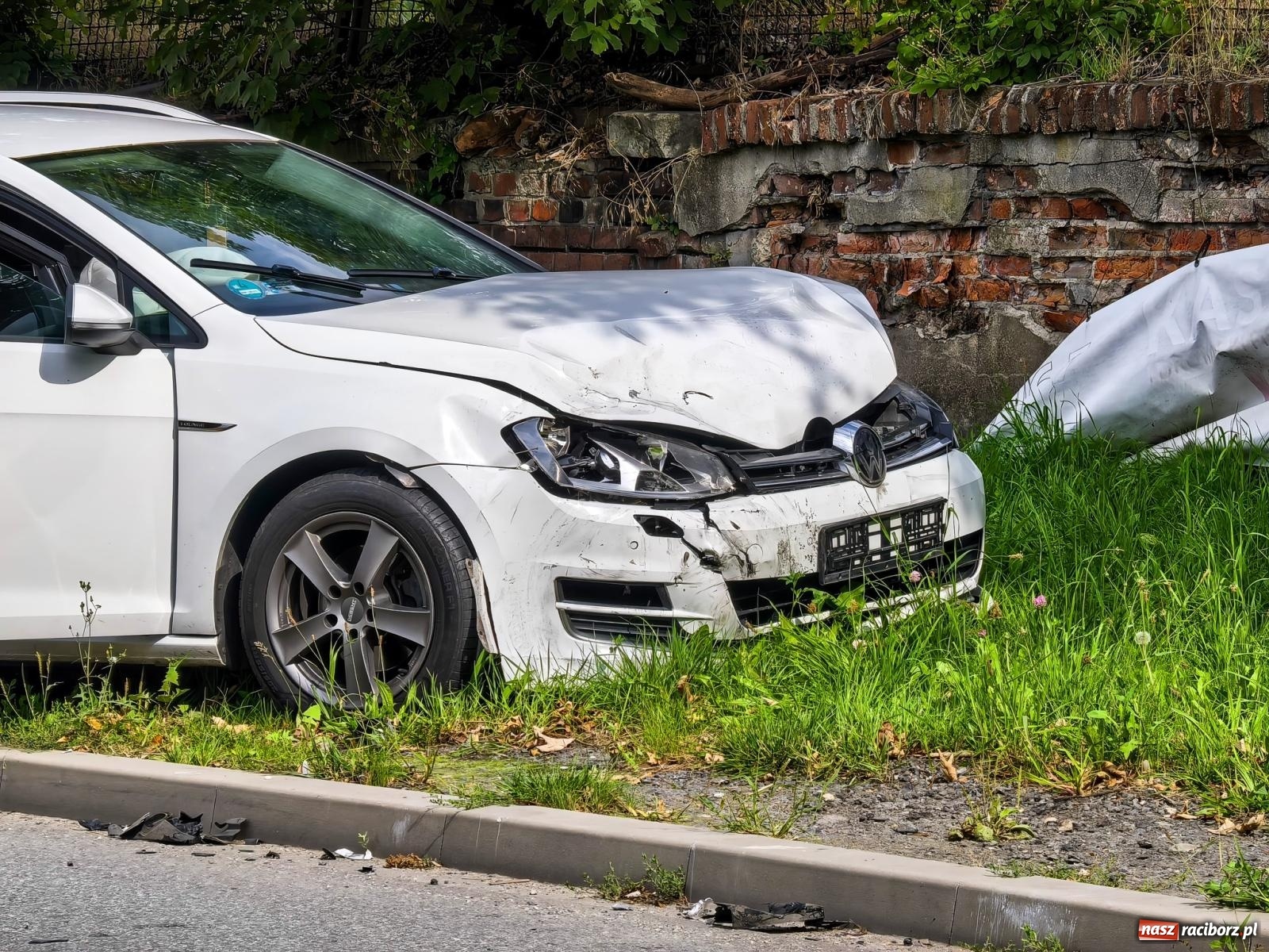 Zdjęcie w galerii na portalu naszraciborz.pl: Zderzenie na skrzyżowaniu przy Staszica. Kierowca Renault nie ustąpił pierwszeństwa 20-latce z VW wiadomości z regionu