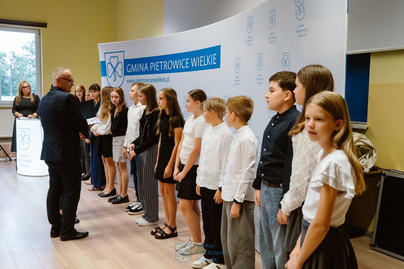 Zdjęcie w galerii na portalu naszraciborz.pl: Najlepsi z najlepszych. Nagrody Wójta Gminy Pietrowice Wielkie dla uczniów i sportowców [FOTO wiadomości z regionu