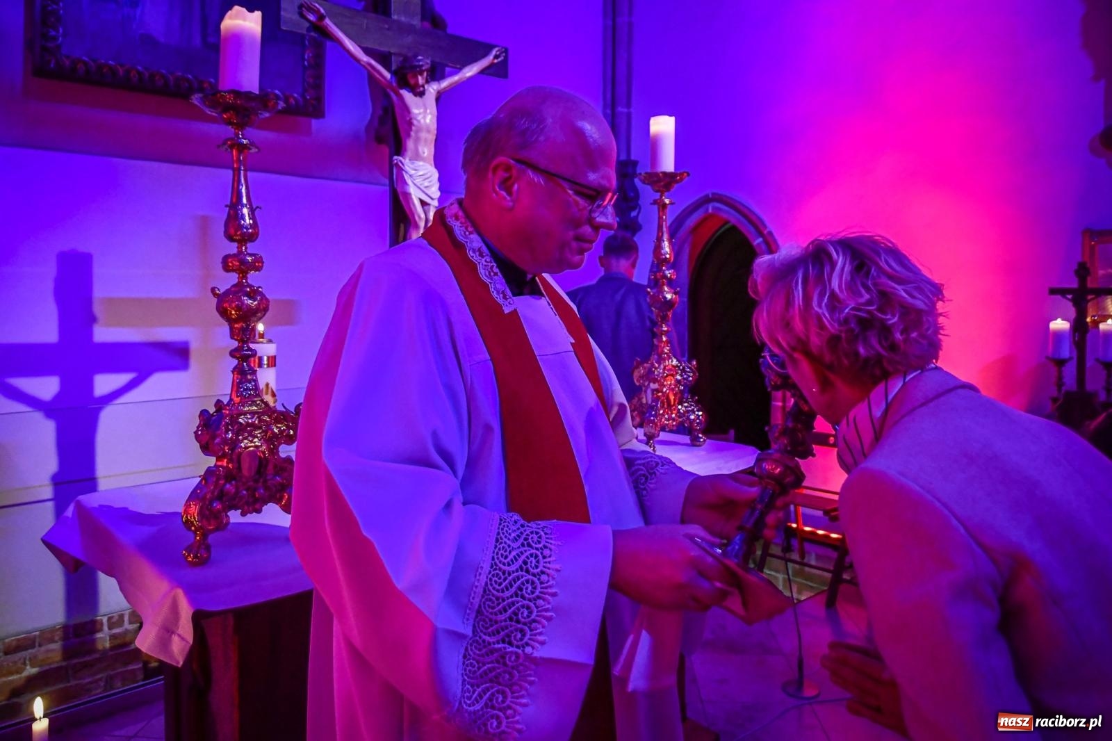 Zdjęcie w galerii na portalu naszraciborz.pl: W kaplicy zamkowej wystawiono relikwie Drzewa Krzyża Świętego [FOTO i WIDEO] wiadomości z regionu