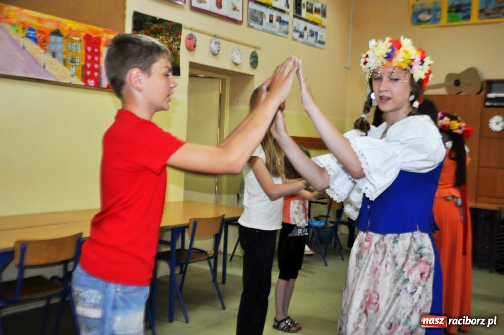 Zdjęcie w galerii na portalu naszraciborz.pl: Białorusini w SP 4 uczą się tańców wiadomości z regionu