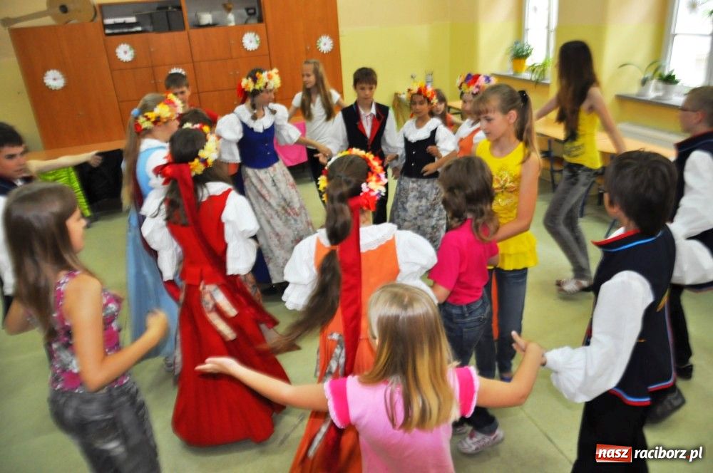 Zdjęcie w galerii na portalu naszraciborz.pl: Białorusini w SP 4 uczą się tańców wiadomości z regionu