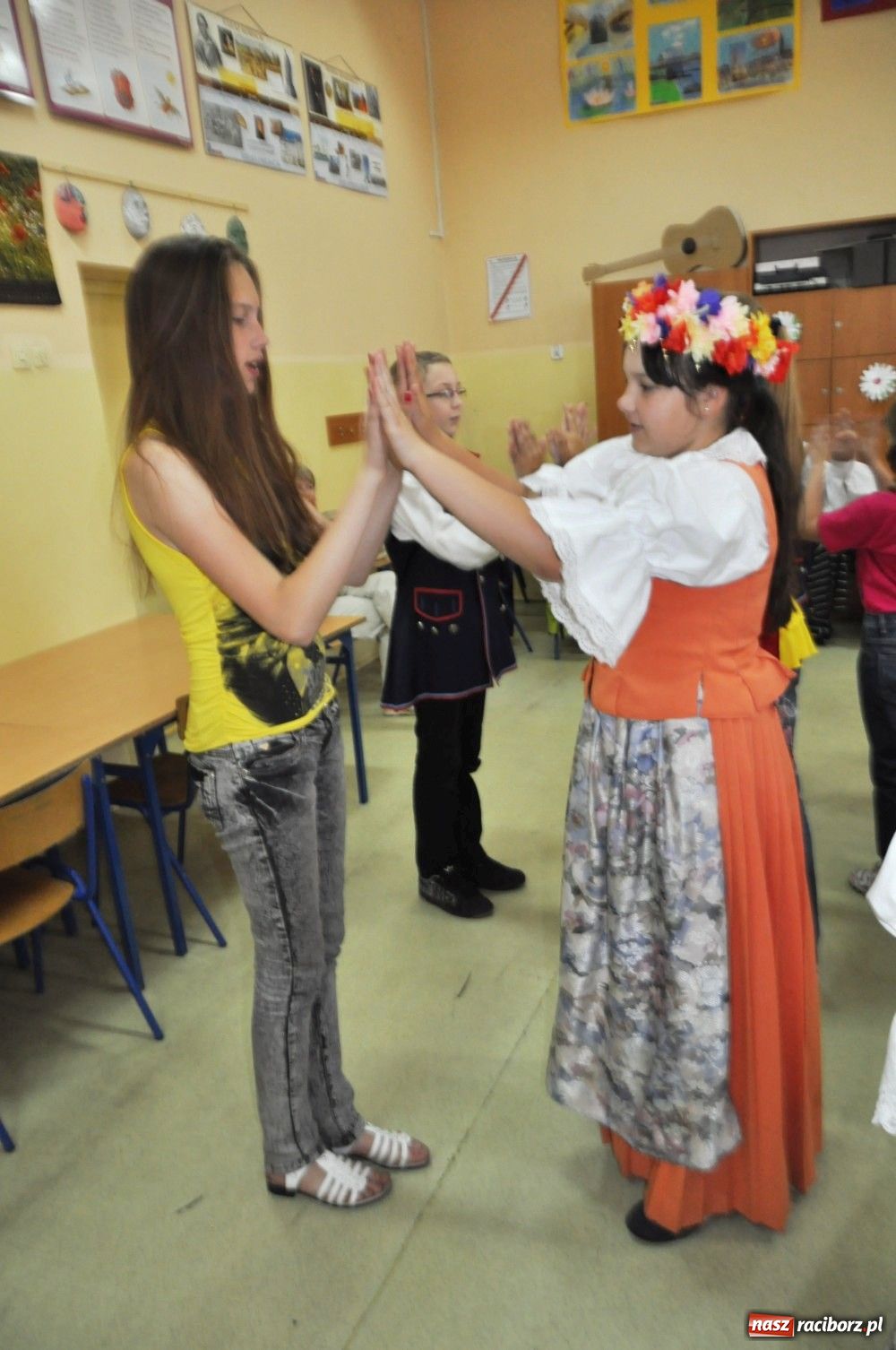 Zdjęcie w galerii na portalu naszraciborz.pl: Białorusini w SP 4 uczą się tańców wiadomości z regionu